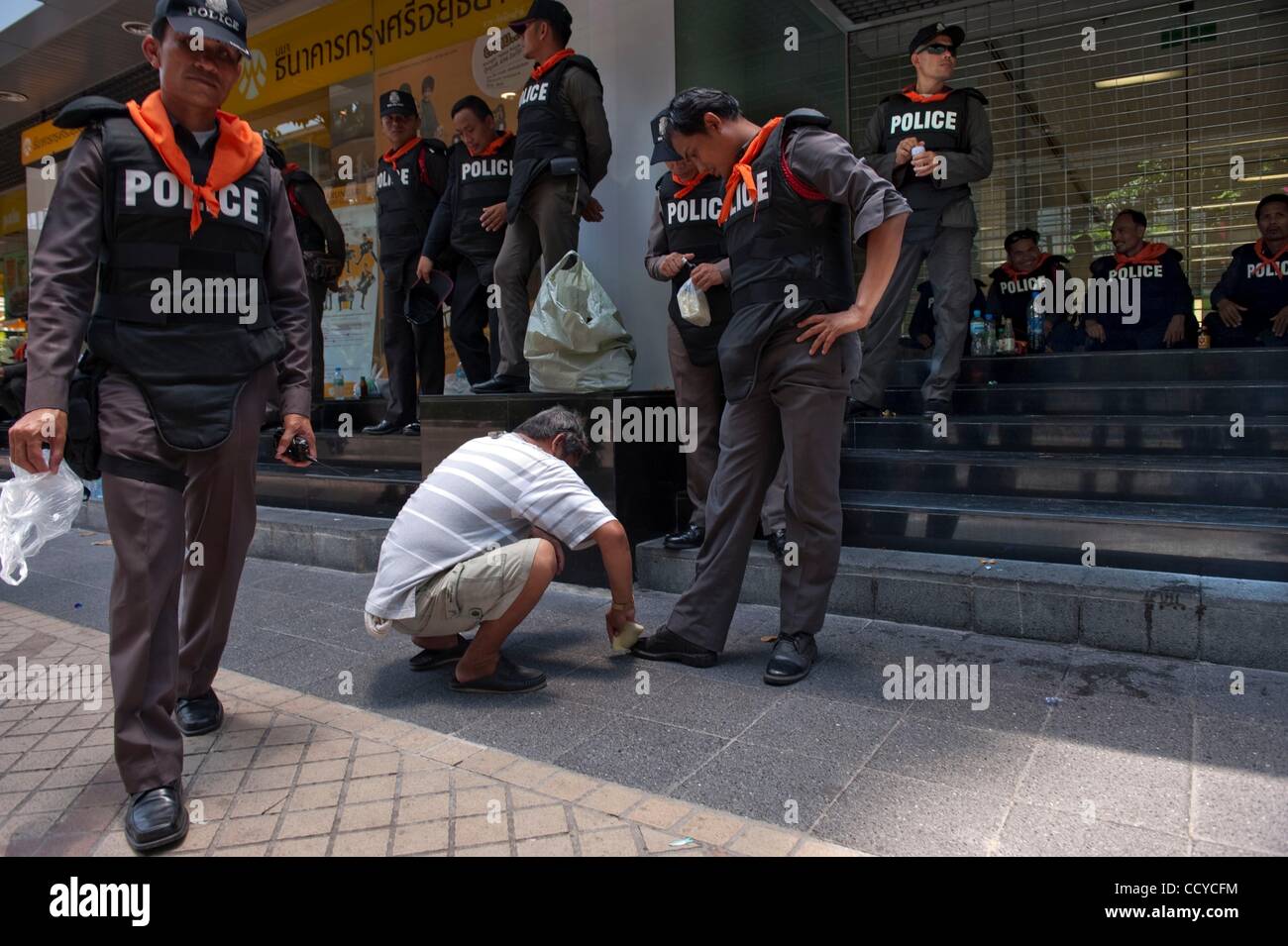 19. April 2010 - Bangkok, Thailand - Thai A Riot Police Officer hat seine Stiefel glänzte durch die Schuhputzer im Herzen von Bangkoks Geschäftsviertel. Thailändische Armee und der Royal Thai Police wurden eingesetzt, um die finanziellen Bezirk zum sicheren Schutz es wie die Red Shirt Demonstranten gegen die Regierung verkünden Stockfoto