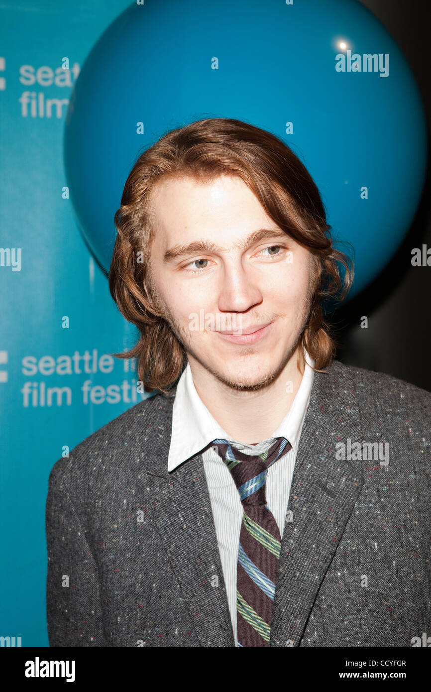 Seattle International Film Festival (SIFF) 2010 Opening Night Gala im Benaroya Hall in Seattle statt. Schauspieler Paul Dano, bekannt für seine Arbeit in There Will Be Blood und Little Miss Sunshine, geht den roten Teppich mit Oscar-prämierten Regisseur Robert Pulcini und Schauspielerin Alicia Goranson (Boys dont Stockfoto