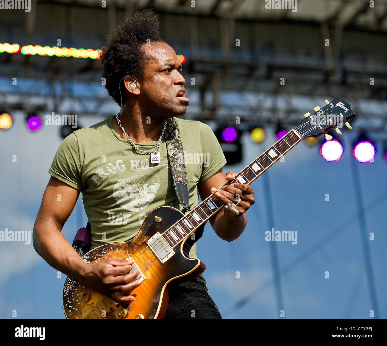 "Kapitän" Kirk Douglas von The Roots führt während der 40.-Erde-Tag-Jahr-Feier und Gratis-Konzert auf der Mall in Washington, DC, 25. April 2010. Rednern zählten Mitglieder des Kongresses, sowie Aktivisten und Auftritte von Sänger John Legend und britischen Rocker, Sting. Foto von Manni Stockfoto