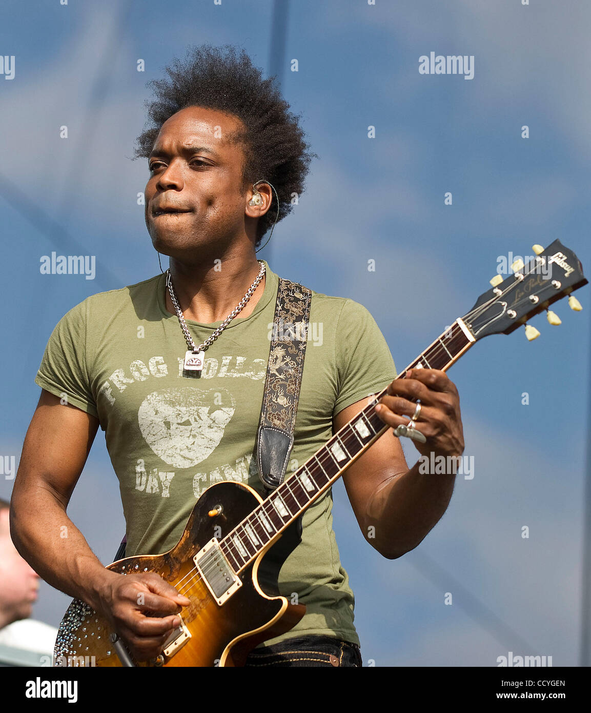 "Kapitän" Kirk Douglas von The Roots führt während der 40.-Erde-Tag-Jahr-Feier und Gratis-Konzert auf der Mall in Washington, DC, 25. April 2010. Rednern zählten Mitglieder des Kongresses, sowie Aktivisten und Auftritte von Sänger John Legend und britischen Rocker, Sting. Foto von Manni Stockfoto