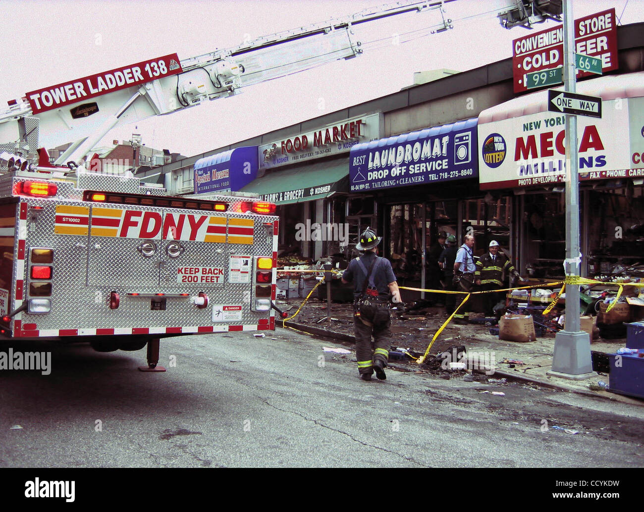 24. Mai 2010 - New York, New York, USA - 4 ALARM Feuer und DECKENEINSTURZES, FEUERWEHRMÄNNER verletzt 99. STREET REGO PARK, NEW Yorker 24.05.2010. K65509JBU. Atmosphäre (Kredit-Bild: © Judie Burstein/Globe Photos/ZUMApress.com) Stockfoto