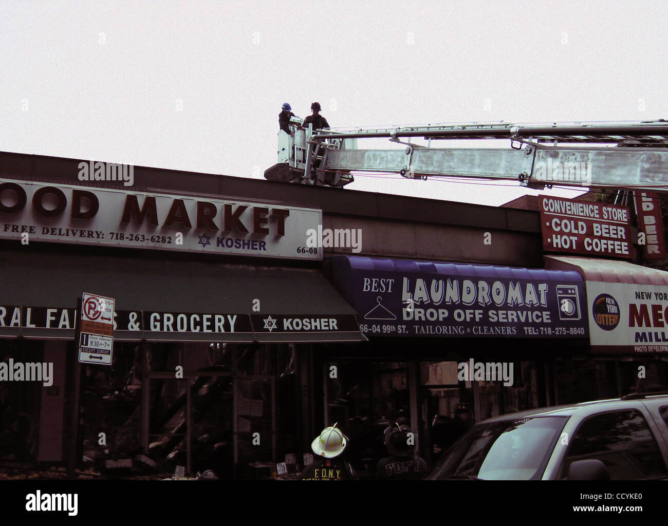 24. Mai 2010 - New York, New York, USA - 4 ALARM Feuer und DECKENEINSTURZES, FEUERWEHRMÄNNER verletzt 99. STREET REGO PARK, NEW Yorker 24.05.2010. K65509JBU. Atmosphäre (Kredit-Bild: © Judie Burstein/Globe Photos/ZUMApress.com) Stockfoto