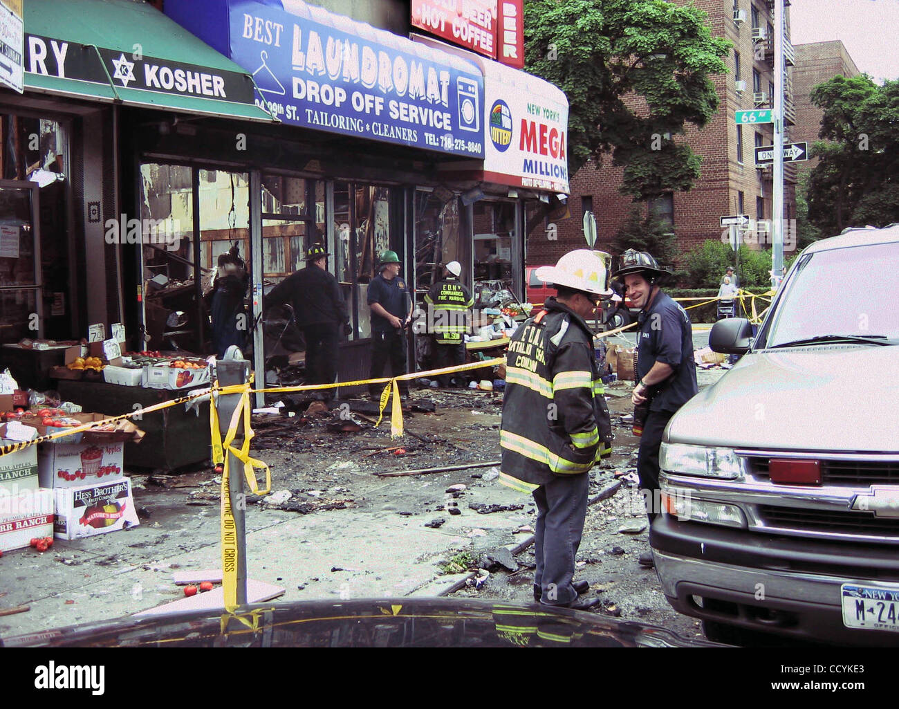 24. Mai 2010 - New York, New York, USA - 4 ALARM Feuer und DECKENEINSTURZES, FEUERWEHRMÄNNER verletzt 99. STREET REGO PARK, NEW Yorker 24.05.2010. K65509JBU. Atmosphäre (Kredit-Bild: © Judie Burstein/Globe Photos/ZUMApress.com) Stockfoto