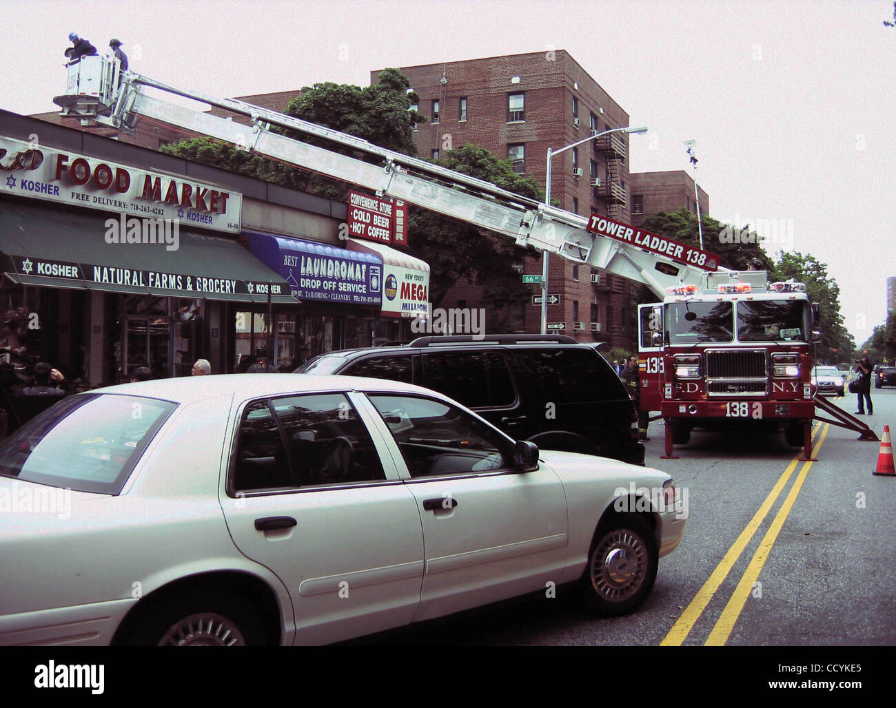 24. Mai 2010 - New York, New York, USA - 4 ALARM Feuer und DECKENEINSTURZES, FEUERWEHRMÄNNER verletzt 99. STREET REGO PARK, NEW Yorker 24.05.2010. K65509JBU. Atmosphäre (Kredit-Bild: © Judie Burstein/Globe Photos/ZUMApress.com) Stockfoto