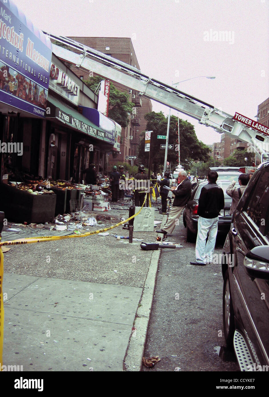 24. Mai 2010 - New York, New York, USA - 4 ALARM Feuer und DECKENEINSTURZES, FEUERWEHRMÄNNER verletzt 99. STREET REGO PARK, NEW Yorker 24.05.2010. K65509JBU. Atmosphäre (Kredit-Bild: © Judie Burstein/Globe Photos/ZUMApress.com) Stockfoto