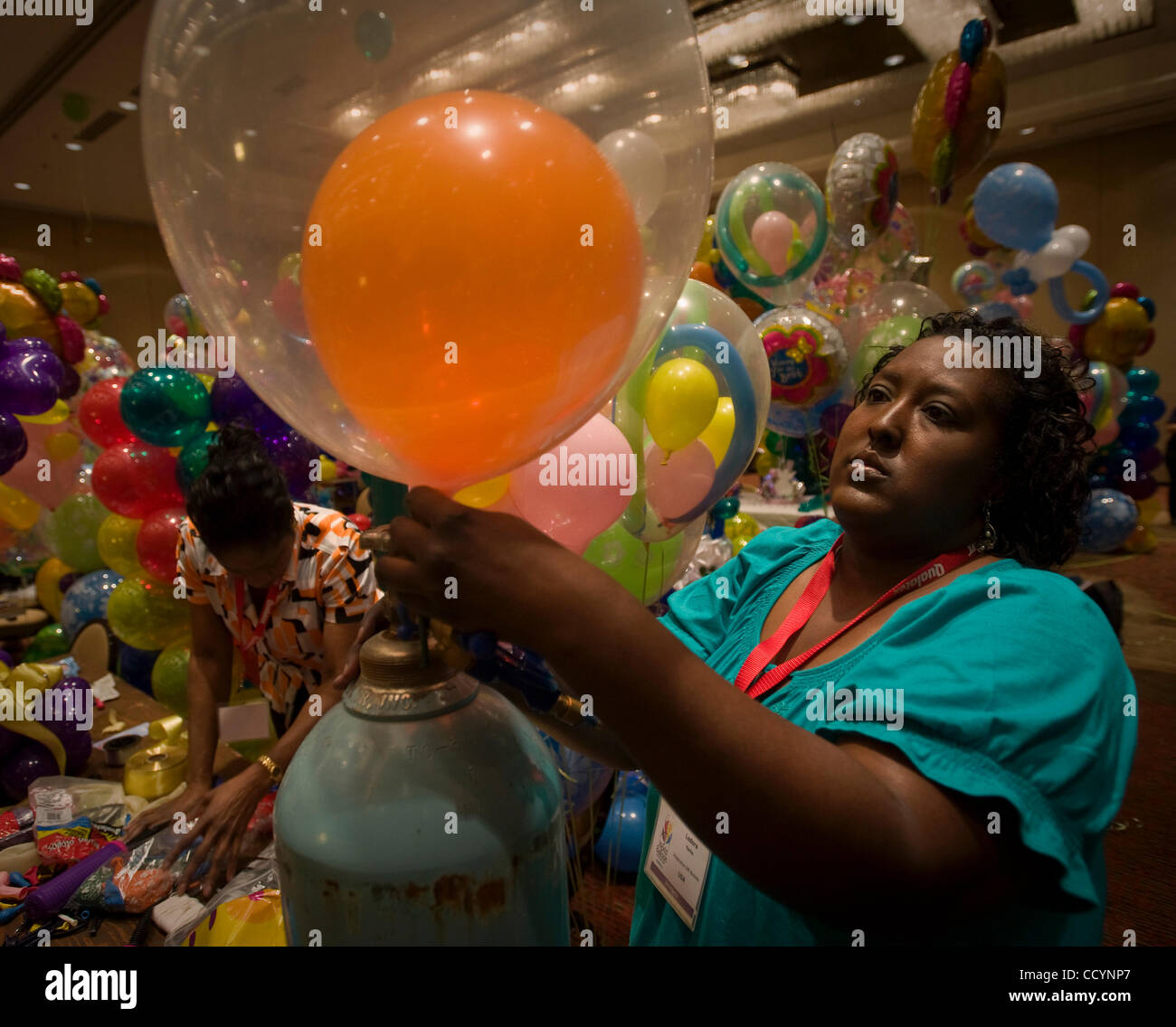 Apr.15, 2010 - Dallas, Texas, USA - LEDORA YERKS, eine von Dutzenden von Kongressteilnehmern nehmen ihre Qualatex Certified Balloon Artist praktische Prüfung während der ersten Welt Ballon Convention im Sheraton Dallas Hotel.  Nahmen rund 600 Ballon Artistik Delegierten und Konkurrenten Stockfoto