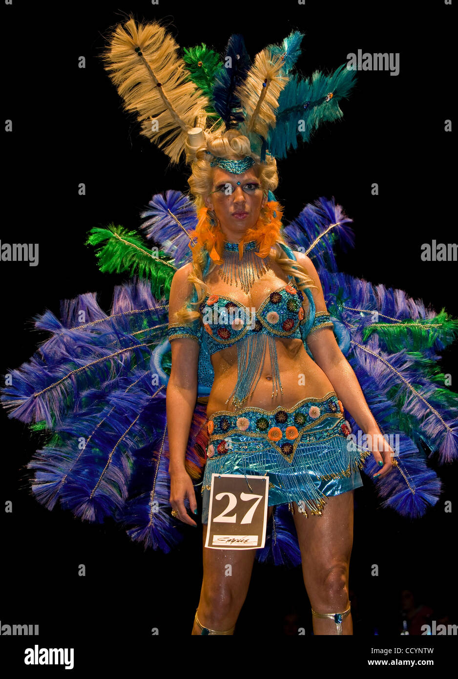 22. April 2010 Modelle - Manchester, New Hampshire, USA - ERICA THURLOW Sizzling Samba von Stylistin Rachel Kraft-Lund im 2010 internationale Fantasy Friseur- und Modellierung Wettbewerb, der die New Hampshire Food Bank profitiert. Stockfoto