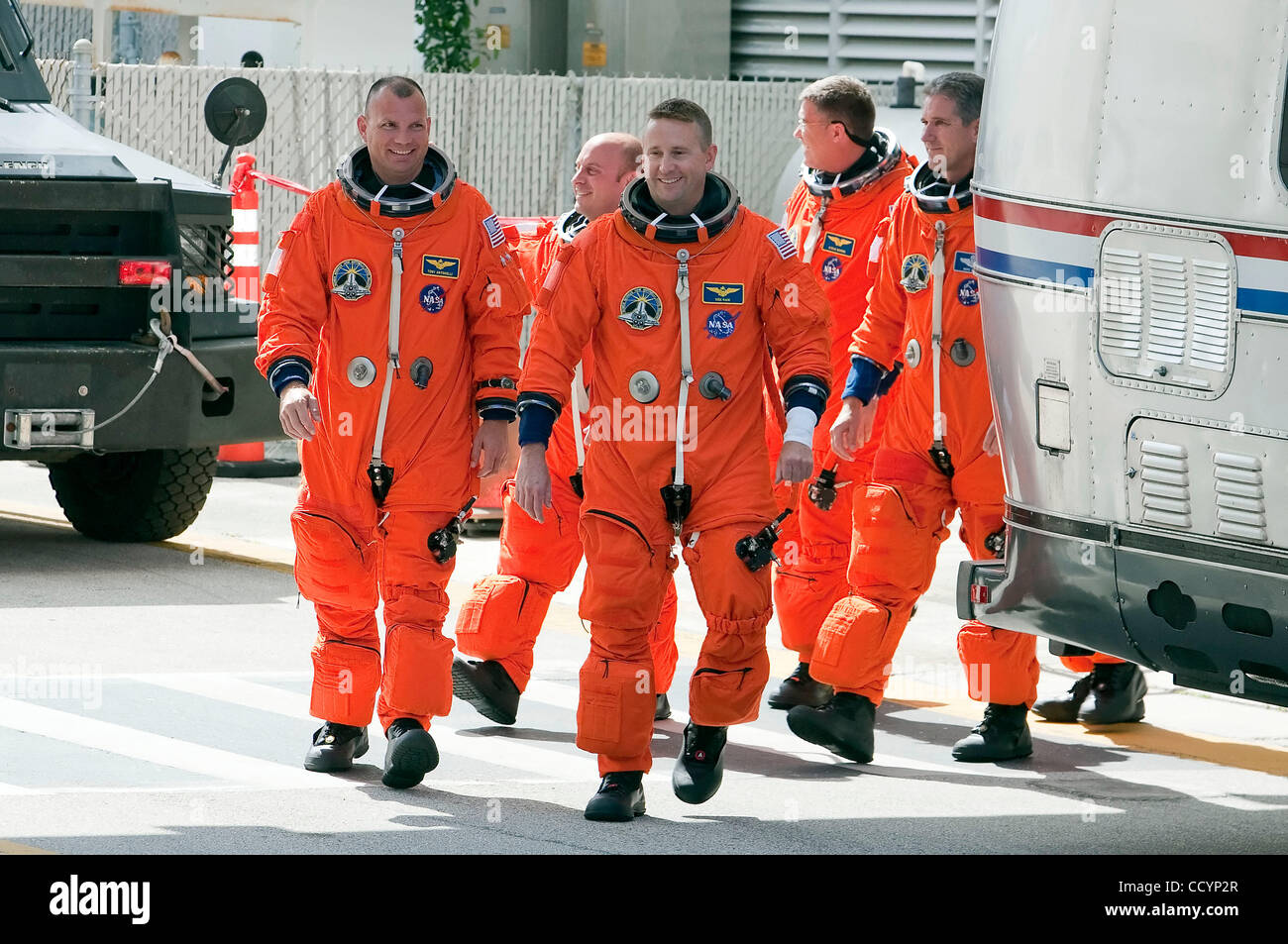 14. Mai 2010: Space Shuttle Atlantis STS-132-Mannschaft unter der Leitung von pilot Tony Antonelli (vorne links) und Kommandant Kenneth Ham (vorne rechts) fahren die Vorgänge und Checkout Building für Pad 39A für eine 12-Tage-Mission zur internationalen Raumstation ISS. Die 6-Personen-Crew wird die russisch-gebaut liefern Stockfoto