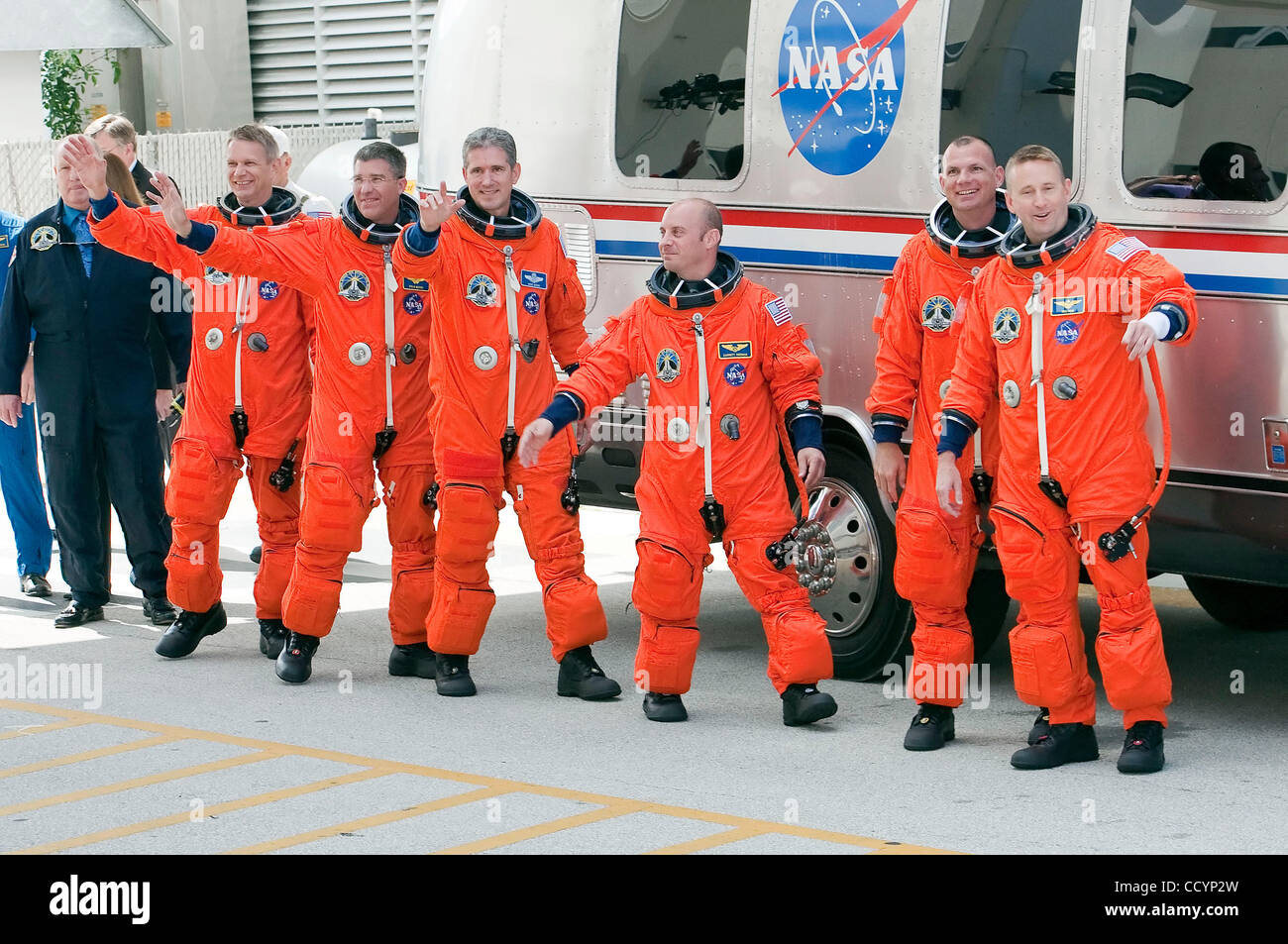 14. Mai 2010: Space Shuttle Atlantis STS-132-Crew aus linken, Astronaut Piers Sellers, Stephen Bowen, Michael Good Garrett Reisman, Tony Antonelli und Kenneth Ham die Vorgänge und Checkout Building für Pad 39A fahren für eine 12-Tage-Mission zur internationalen Raumstation ISS. Die 6-Personen-Crew wird Stockfoto