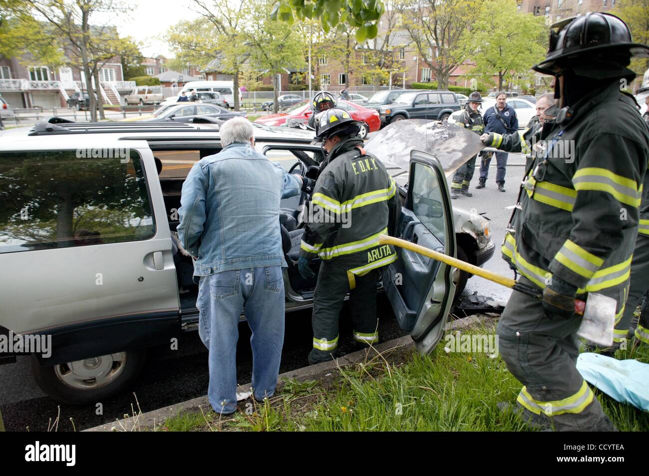 28. April 2010 sammelt - New York, New York, USA - Auto fahren in nördlicher Richtung über Ocean Parkway Fänge auf Feuer (zwischen Ave W und Ave X Brooklyn) Feuerwehrleute aus LKW 153 '' die WatchDawgs'' löschte die fire.elderly Fahrer einige seine Habseligkeiten.                      28.04.10. 2010. K64689BCO(Credit im Stockfoto