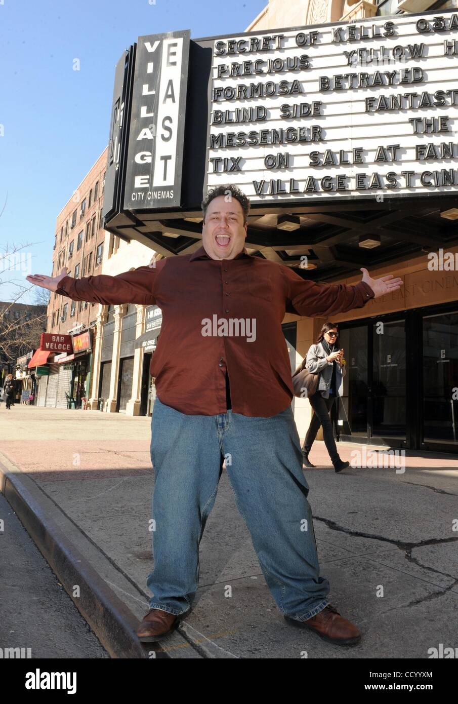 17. März 2010 - Manhattan, New York, USA - CARMINE FAMIGLIETTI, Schriftsteller, Schauspieler und Produzent von "Pfund", dem Film, fotografiert im Dorf East Kino, 2nd Avenue East 12th Street.  (Kredit-Bild: © Bryan Smith/ZUMA Press) Einschränkungen: * New York City Zeitungen Rechte heraus * Stockfoto