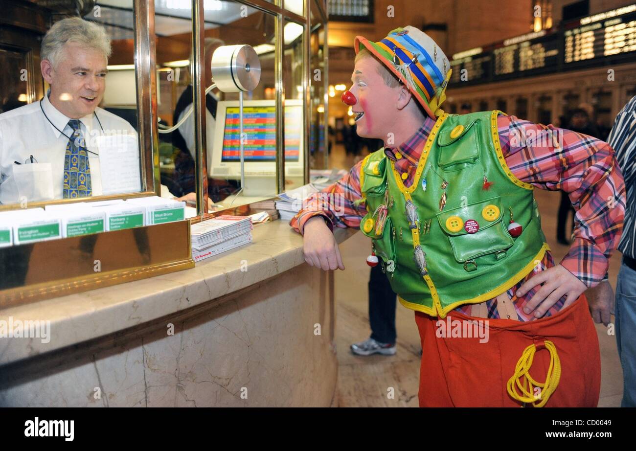 25. März 2010 - Manhattan, New York, USA - Clown Anthony Barney Fragen nach dem Weg als Ringling Bros und Barnum & Baily Clowns bekommen ihre super-sized Schuhe glänzte und Tour Grand Central Terminal für den Eröffnungsabend des Ringling Bros und Barnum & Baily präsentiert Barnum es FUNundrum im Madison Square Stockfoto