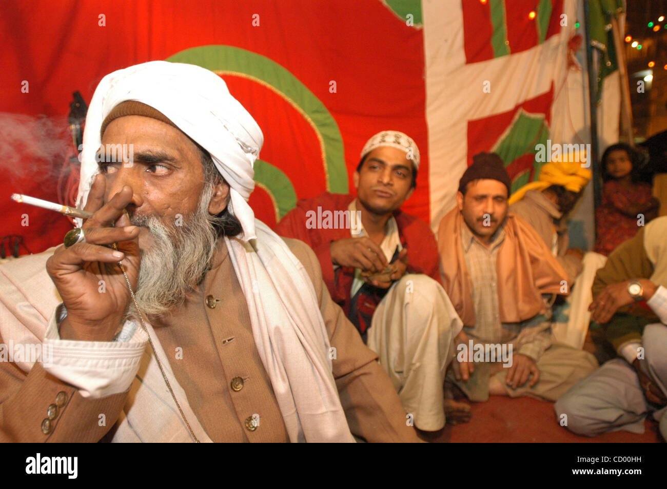 13. April 2010 - Neu-Delhi, Indien - The Hazrat Nizamuddin Auliyaa Dargah ist das Grab des verehrten 14. Jahrhundert Sufi-Heiligen oder Derwisch, der die innere mystische Dimension des Islam. Der Schrein, gebaut von Muhammad Tughluq, gehört zu den heiligen Orten einer Pilgerreise in Indien und zueinander zu gehören scheint Stockfoto