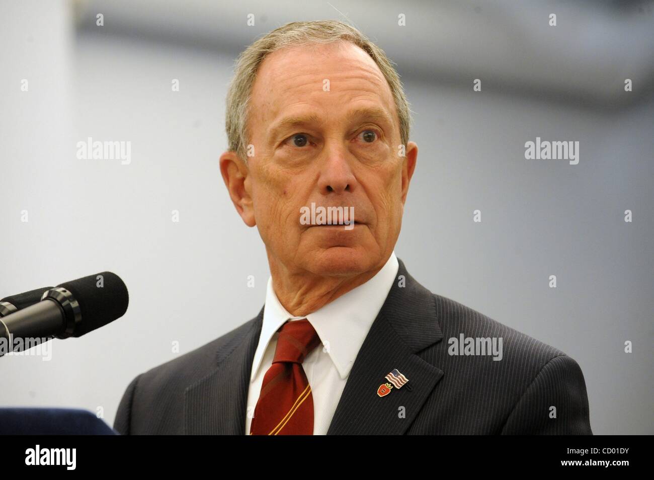 10. Mai 2010 nennen - Manhattan, New York, USA - Bürgermeister MICHAEL BLOOMBERG Antworten die zeremonielle "100 Miilionth" 311 Customer Service Center, betreibt rund um die Uhr, sieben Tage die Woche und 365 Tage im Jahr. Als die Stadt einheitliche Telefonnummer für alle nicht-Notfall Regierungsinformationen und s Stockfoto