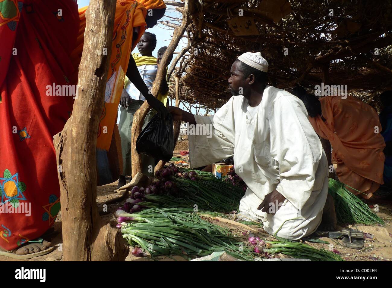 3. April 2010 - obere Kumo, Sudan - Shopper aus der Gegend besuchen Sie den Konjo Markt während der einmal wöchentliche Markttag in Sudan Southern Kordofan Zustand. Sudan halten die ersten demokratischen Wahlen in 24 Jahren ab nächsten Sonntag als Teil eines Friedensabkommens von 2005 unterzeichnet zwischen dem arabischen Norden und t. Stockfoto