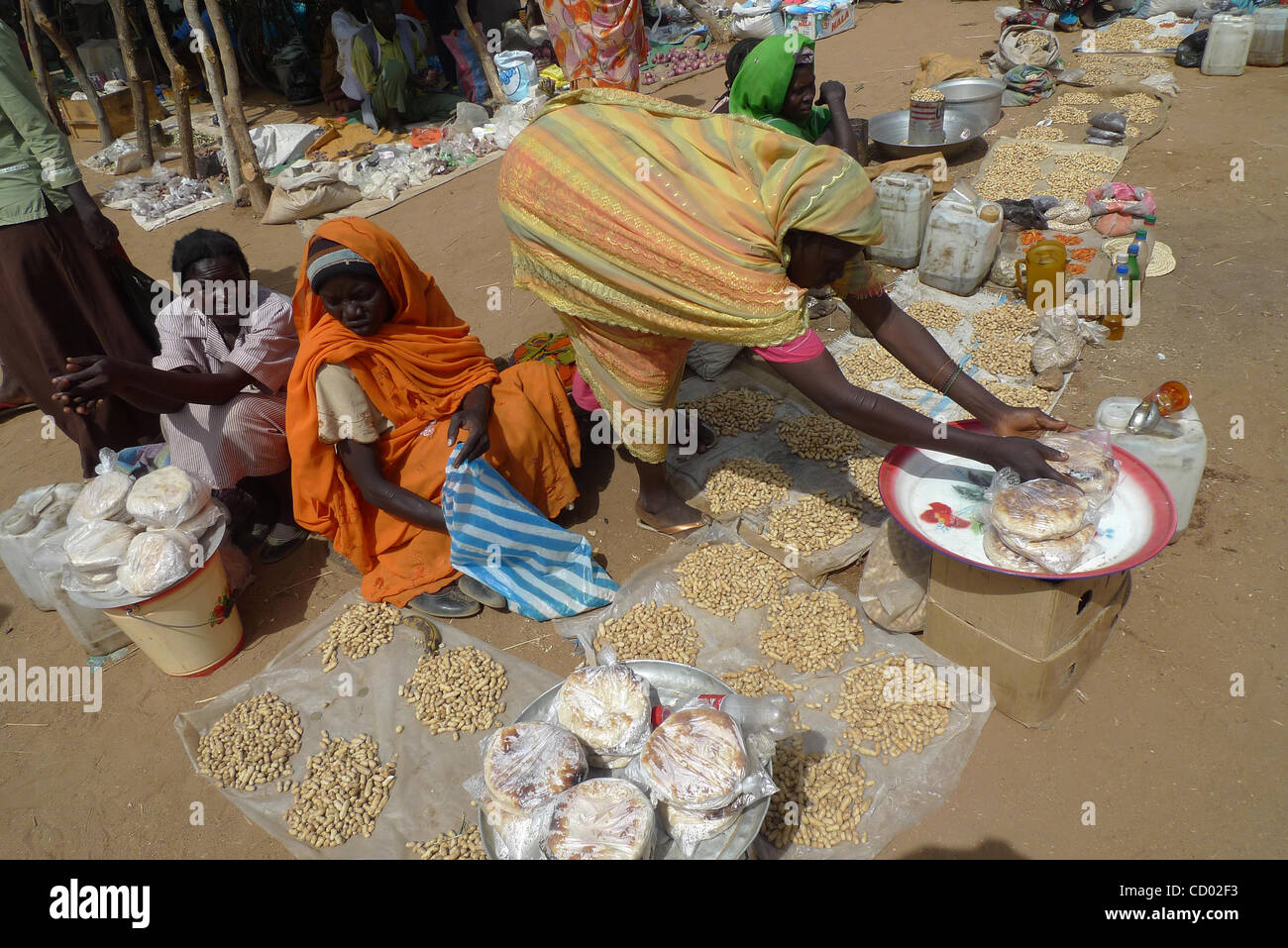 3. April 2010 - obere Kumo, Sudan - wird ein Verkäufer mehr Brot auf dem Konjo Markt während der einmal wöchentliche Markttag in Sudans Southern Kordofan Zustand. Sudan wird die ersten demokratischen Wahlen in 24 Jahren ab nächsten Sonntag als Teil eines Friedensabkommens von 2005 unterzeichneten die arabischen Norden halten eine Stockfoto