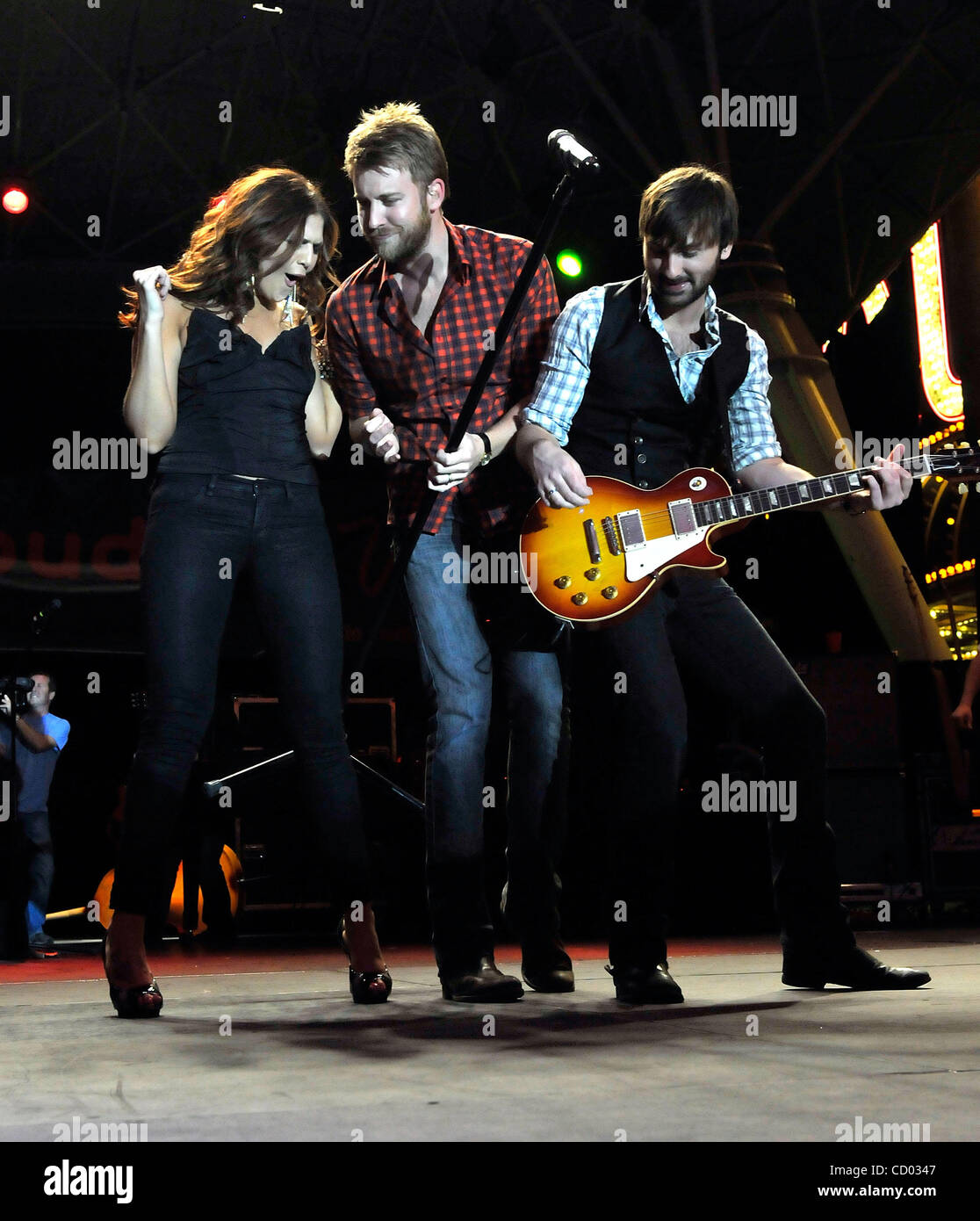 16. April 2010 durchführen - Las Vegas, Nevada, USA - (L-R) Musiker HILLARY SCOTT, CHARLES KELLEY und DAVE HAYWOOD von Lady Antebellum auf der Bühne bei den 45th Annual Academy of Country Music Awards-Konzerten auf der Fremont Street Experience auf der Fremont Street am 16. April 2010 in Las Vegas, Nevada. (Credit Stockfoto