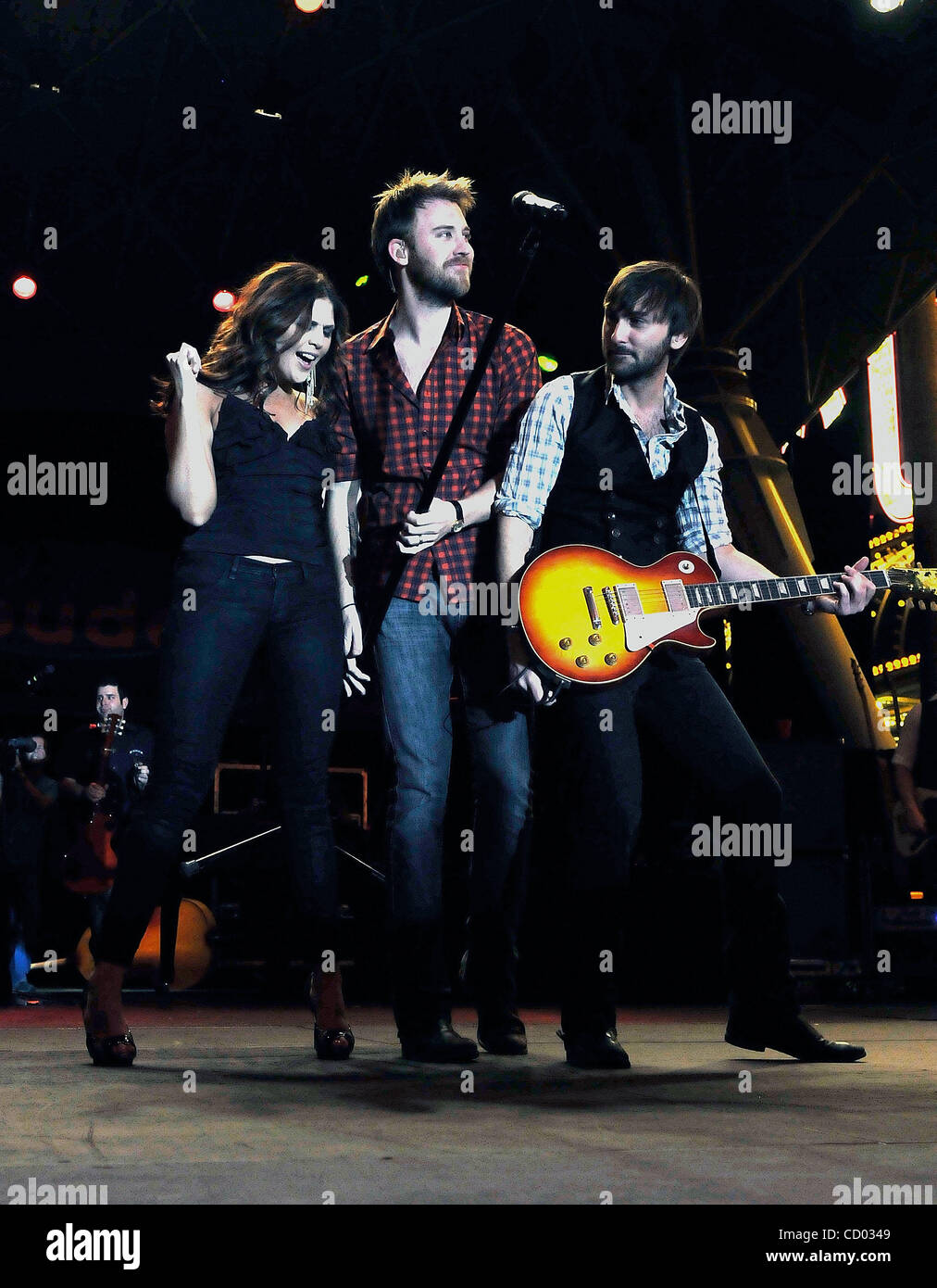 16. April 2010 durchführen - Las Vegas, Nevada, USA - (L-R) Musiker HILLARY SCOTT, CHARLES KELLEY und DAVE HAYWOOD von Lady Antebellum auf der Bühne bei den 45th Annual Academy of Country Music Awards-Konzerten auf der Fremont Street Experience auf der Fremont Street am 16. April 2010 in Las Vegas, Nevada. (Credit Stockfoto