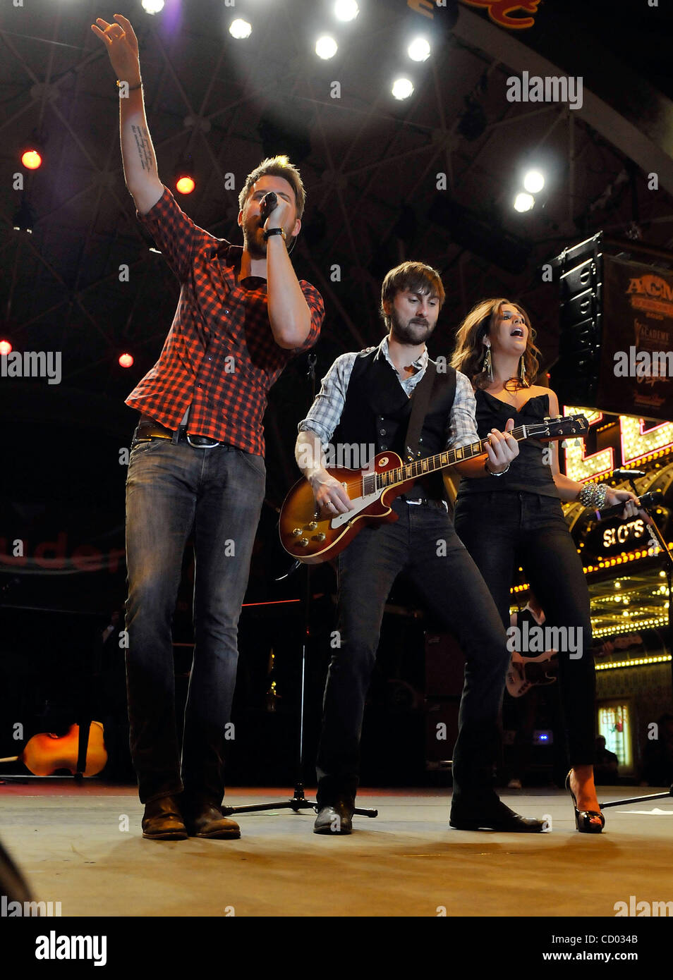 16. April 2010 durchführen - Las Vegas, Nevada, USA - (L-R) Musiker CHARLES KELLEY, DAVE HAYWOOD und HILLARY SCOTT von Lady Antebellum auf der Bühne bei den 45th Annual Academy of Country Music Awards-Konzerten auf der Fremont Street Experience auf der Fremont Street am 16. April 2010 in Las Vegas, Nevada. (Credit Stockfoto