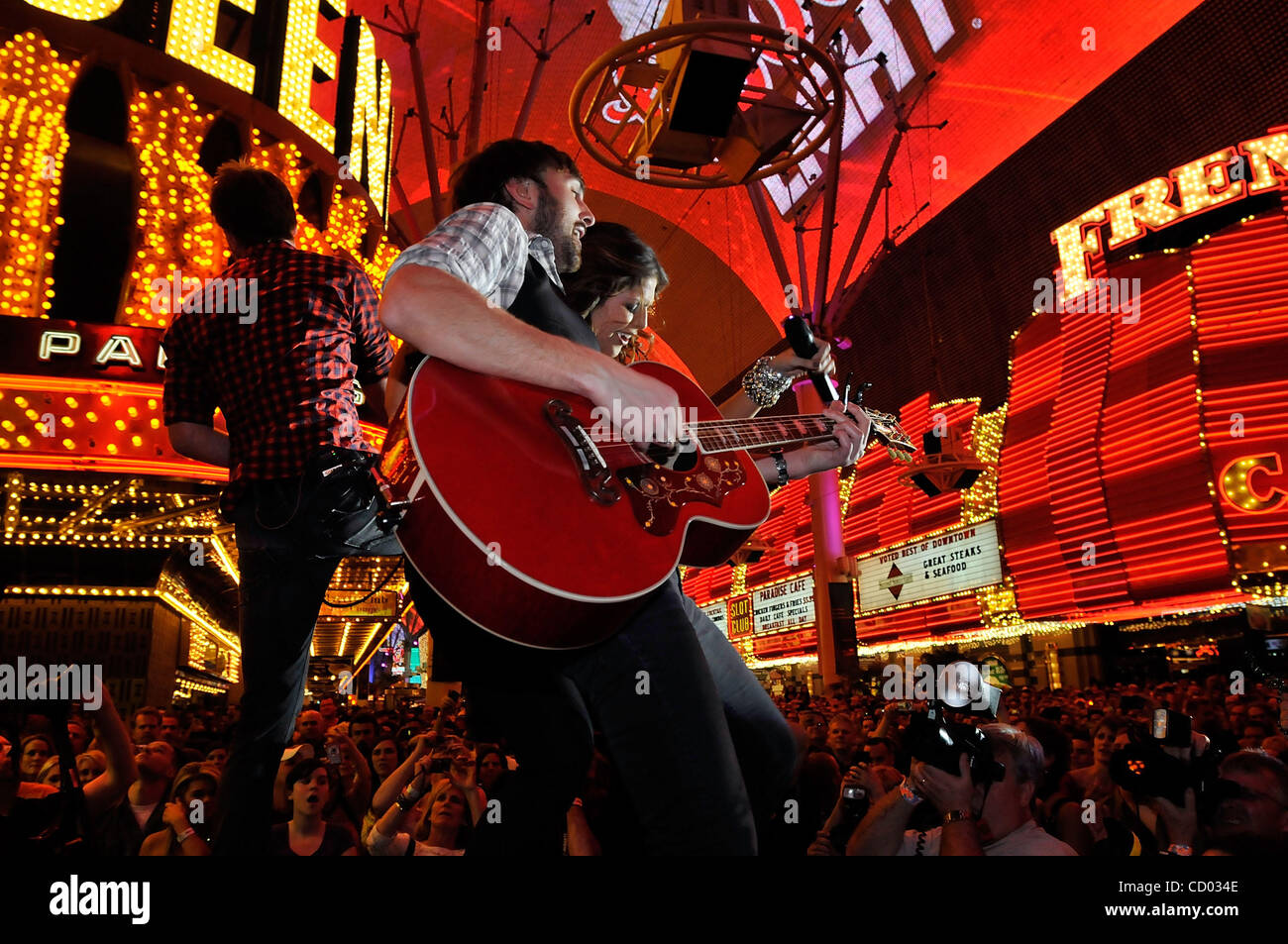16. April 2010 durchführen - Las Vegas, Nevada, USA - (L-R) Musiker CHARLES KELLEY, DAVE HAYWOOD und HILLARY SCOTT von Lady Antebellum auf der Bühne bei den 45th Annual Academy of Country Music Awards-Konzerten auf der Fremont Street Experience auf der Fremont Street am 16. April 2010 in Las Vegas, Nevada. (Credit Stockfoto