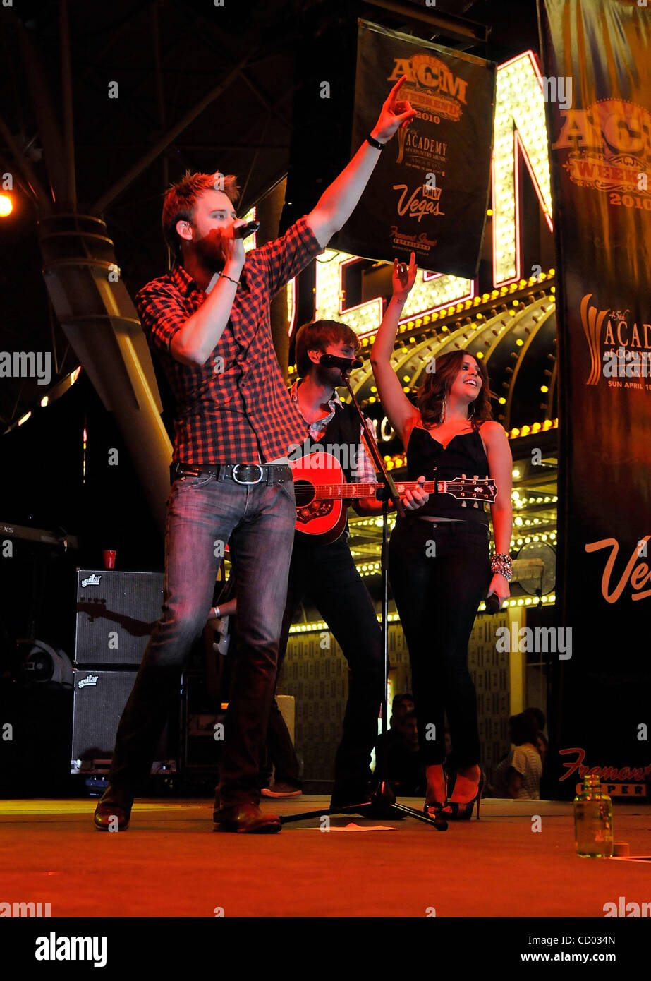 16. April 2010 durchführen - Las Vegas, Nevada, USA - (L-R) Musiker CHARLES KELLEY, DAVE HAYWOOD und HILLARY SCOTT von Lady Antebellum auf der Bühne bei den 45th Annual Academy of Country Music Awards-Konzerten auf der Fremont Street Experience auf der Fremont Street am 16. April 2010 in Las Vegas, Nevada. (Credit Stockfoto