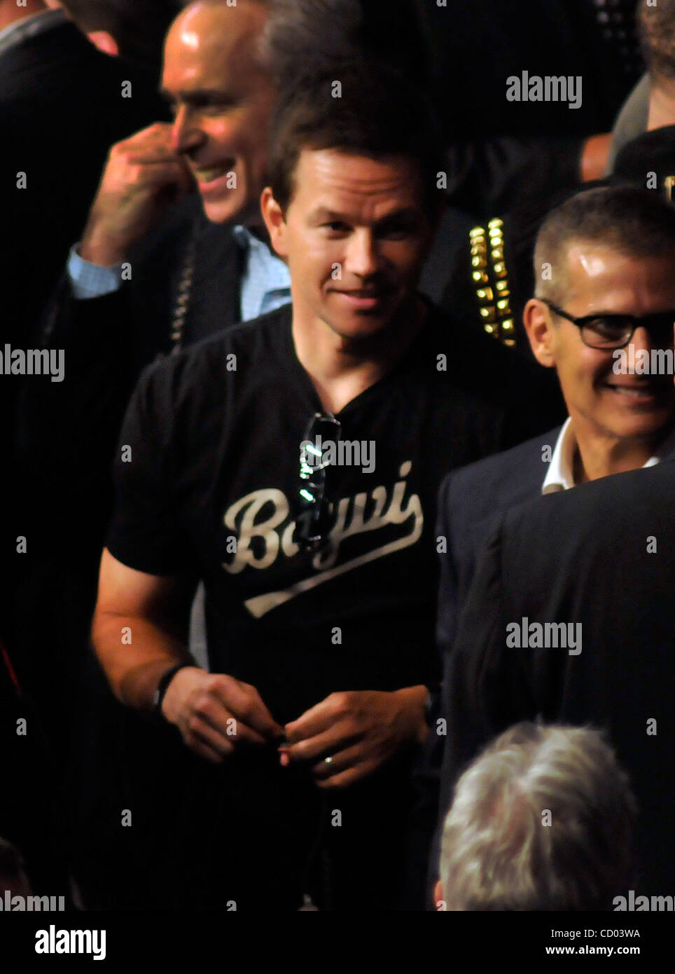 1. Mai 2010 - Las Vegas, Nevada, USA - Schauspieler MARK WAHLBERG besucht die Floyd Mayweather Jr vs. Shane Mosley Boxkampf in der MGM Grand Garden Arena am 1. Mai 2010 in Las Vegas, Nevada. (Kredit-Bild: © David Becker/ZUMApress.com) Stockfoto