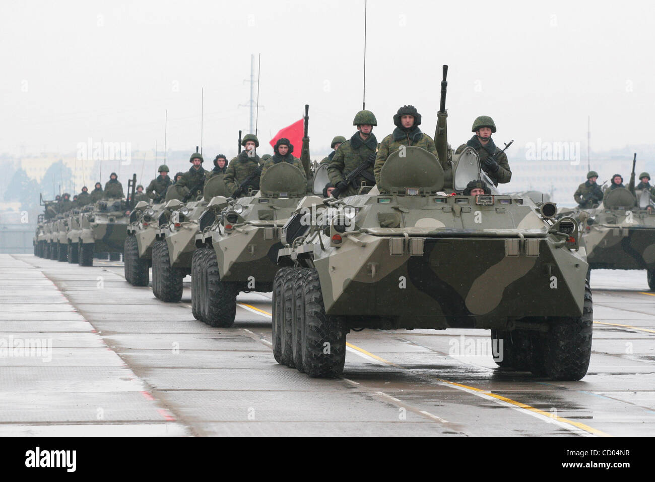 Vorbereitungen für den 9. Mai (Tag des Sieges) Militärparade in Moskau. Im Bild: APC (ARMOURED PERSONNEL CARRIER) BTR 80 Stockfoto