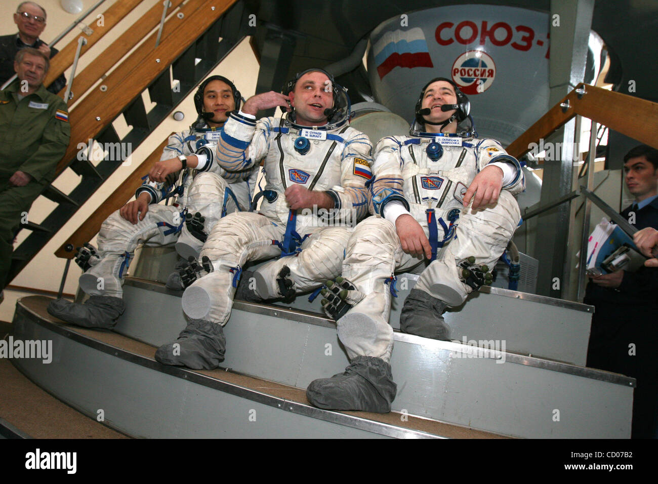 Die 3-köpfige Crew der 17. Expedition zur internationalen Raumstation ISS während der komplexen Trainings im Sternenstädtchen bei Moskau. (von links nach rechts): südkoreanische Astronaut Ko San, russische Kosmonauten Maksim Suraev und Oleg Skripochka Stockfoto