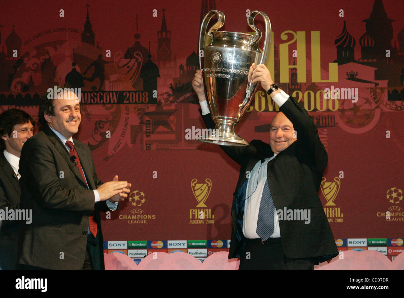 Die 2008 UEFA Champions League Finale wird am 21. Mai 2008 im Luzhniki  Stadion in Moskau, Russland gespielt. Im Bild: UEFA-Präsident Michel  Platini (l) und Bürgermeister von Moskau Yuri Luzhkov mit UEFA-CUP.