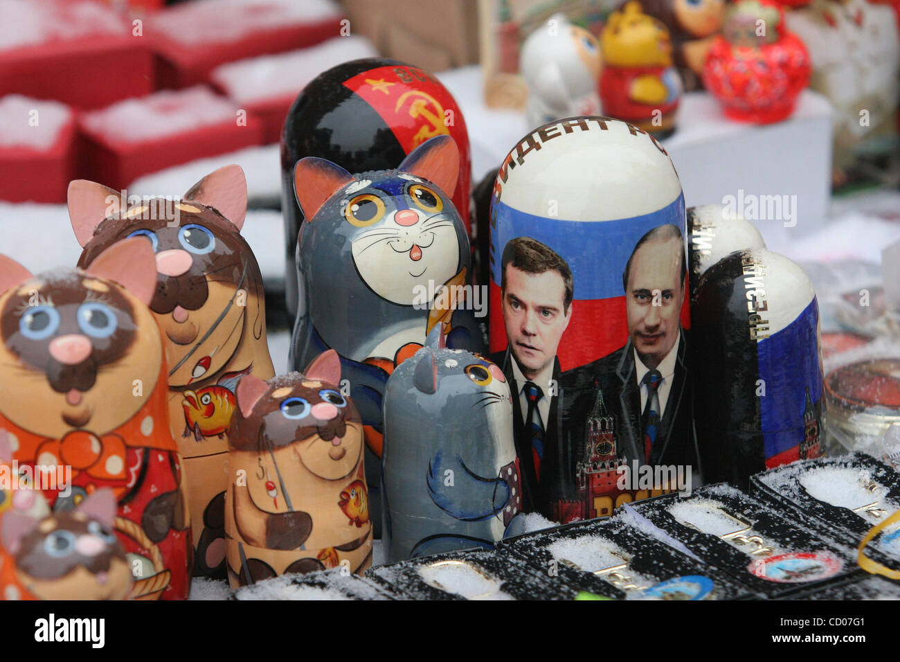 Two in One-Matroschka-Puppe zum Verkauf in Moskau. Matroschka-Puppe aus Holz mit Bildern von potentiellen nächsten russischen Präsidenten Dmitry Medvedev und aktuellen russischen Präsidenten Vladimir Putin. Matrjoschka ist eine russische verschachtelte Puppe - eine Reihe von Puppen der abnehmenden Größen ineinander gelegt. Stockfoto