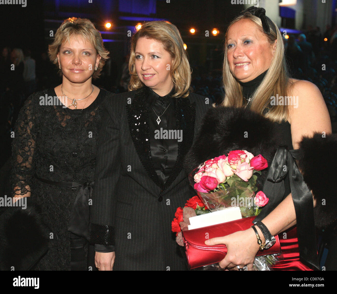 Frau des ersten Vize-Premier der russischen Regierung Svetlana Medvedeva (c) bei russischen Kulturfonds (Medwedewa mit Tatiana Mikhalkova(r) und Tatiana Shumova(l)) Stockfoto