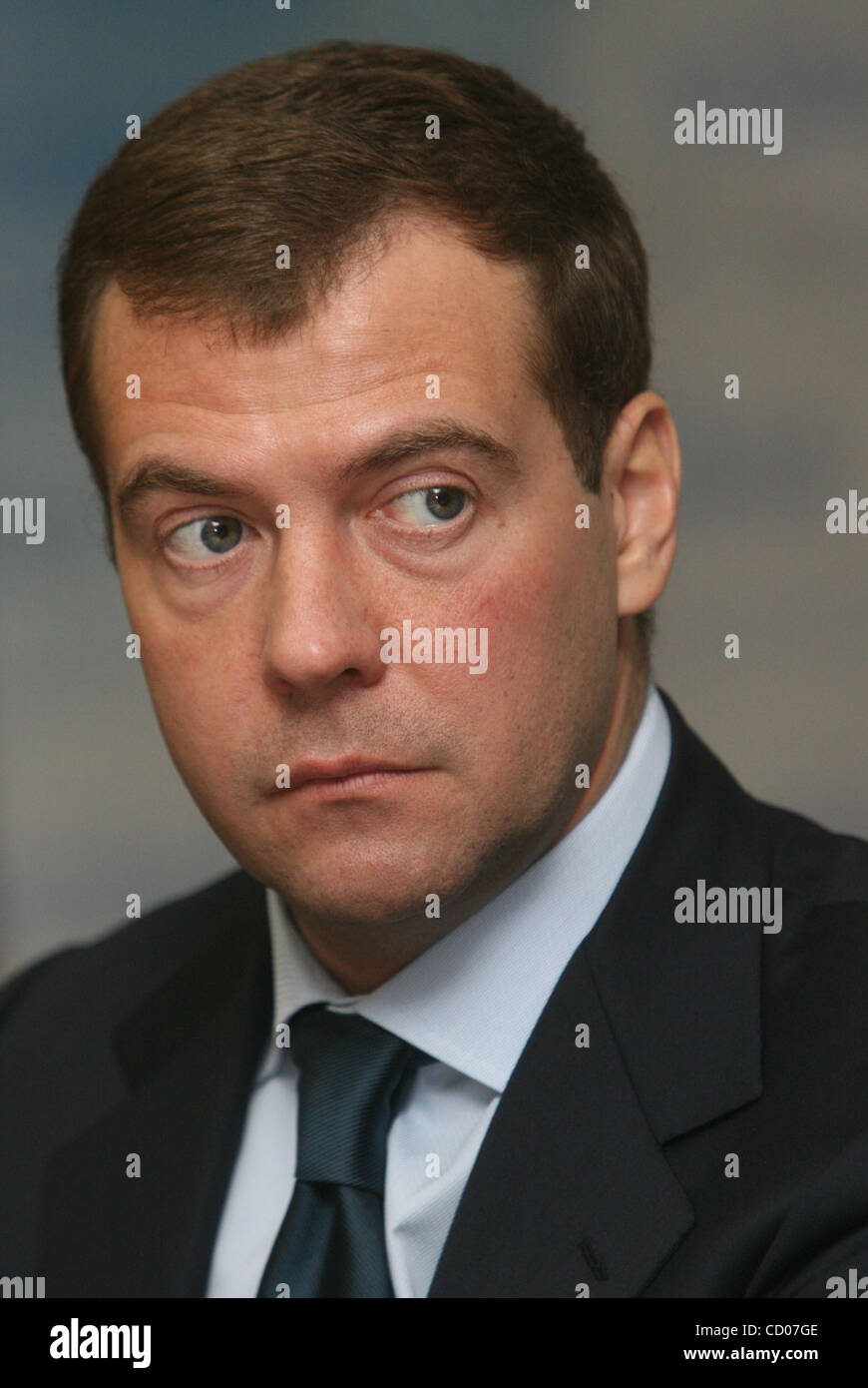 Zunächst Vize-premier der russischen Regierung Dmitry Medvedev beim Treffen in Jekaterinburg mit Produktionsstaetten Führer des Gebietes Swerdlowsk Stockfoto