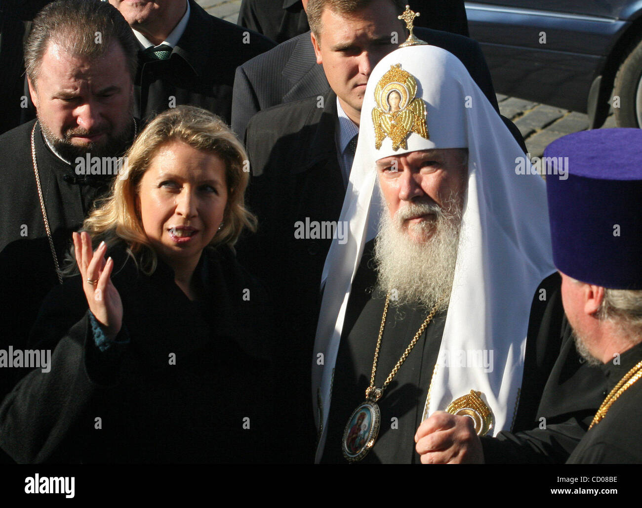 (l-R) Russische First Lady Svetlana Medvedeva und Patriarch aller Russland Alexis II an der Zeremonie der Grundsteinlegung der Kirche in Kronshtadt außerhalb St. Petersburg Stockfoto