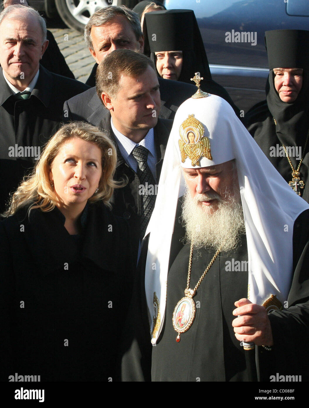 (l-R) Russische First Lady Svetlana Medvedeva und Patriarch aller Russland Alexis II an der Zeremonie der Grundsteinlegung der Kirche in Kronshtadt außerhalb St. Petersburg Stockfoto