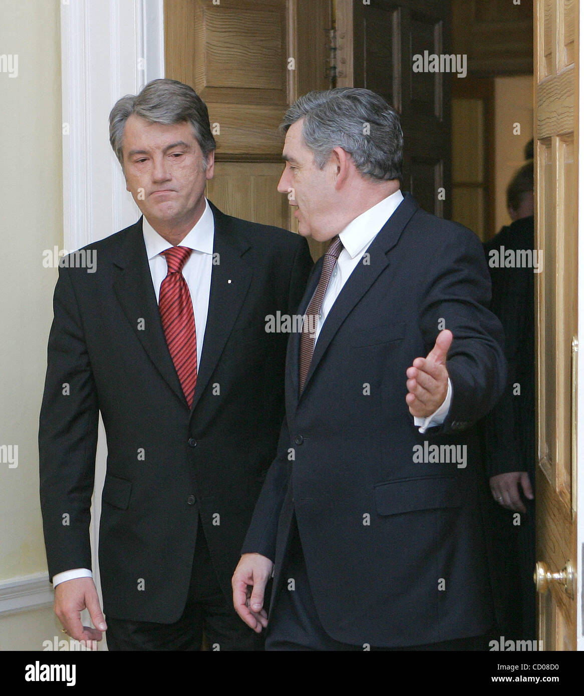 Der ukrainische Präsident Viktor Yushchenko (l) besucht Großbritannien Diskrepanzen zwischen Präsident Yushchenko und Premierminister Julia Timoshenko, tiefste jemals politische Krise in der Ukraine führen. Präsident Viktor Yushchenko beim Treffen mit dem britischen Premierminister Gordon Brown in London Stockfoto