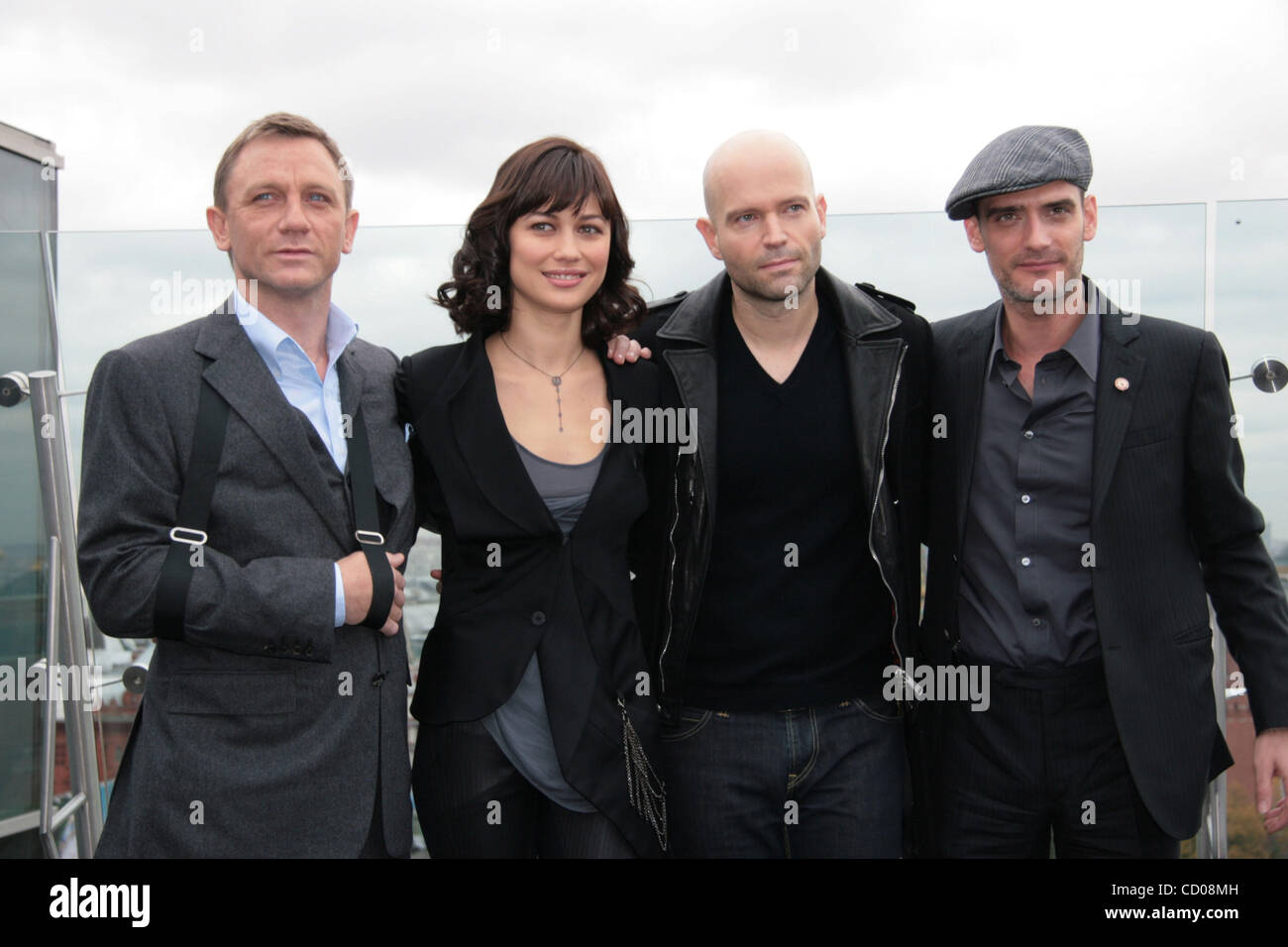 Schauspieler Olga Kurylenko und Daniel Kraig in Moskau. DANIEL CRAIG in ein QUANTUM Trost setzt die Abenteuer des Geheimagenten James Bond. DANIEL CRAIG im Bild mit Olga Kurylenko, die Anleihe als Camille in Quantum of Solace unterstützt. Im Bild: (l-R) Daniel Kraig, Olga Kurylenko, film Regisseur Mark Forster Stockfoto