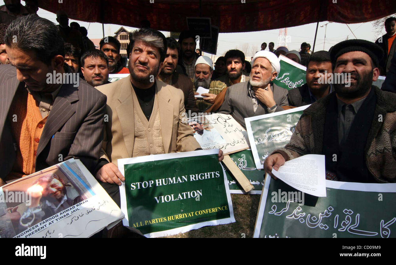 Shabir Ahmad shah(c) Führer der demokratischen Freiheits-Partei (JKDFP) Jammu und Kaschmir und Aktivisten aus Kaschmir der moderaten Fraktion von allen Parteien Hurriyat (Freiheit) Konferenz (APHC) besucht einen Protest in Srinagar 10. März 2008. Der Anführer und Aktivisten der APHC, einer separatistischen politischen allia Stockfoto