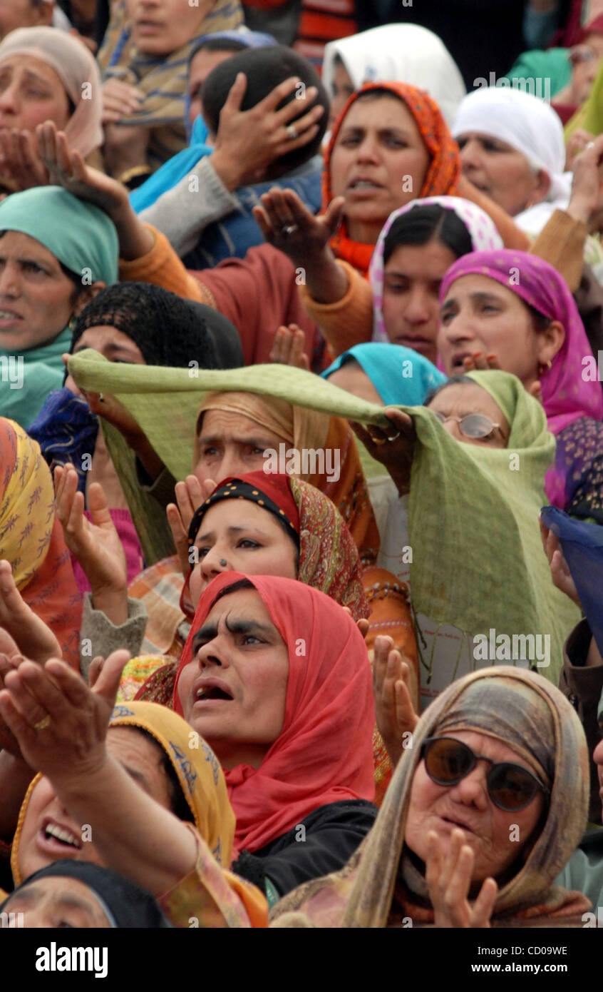 Kaschmirische Muslime heben ihre arme Frau (nicht abgebildet) des Propheten Mohammed während der Eid Milad-un-Nabi-Festival in Srinagar 21. März 2008. Zehntausende von kaschmirische Muslime am Freitag angeboten besondere Gebete während des Festivals, der Geburtstag des Propheten, an die Hazratbal markiert Stockfoto