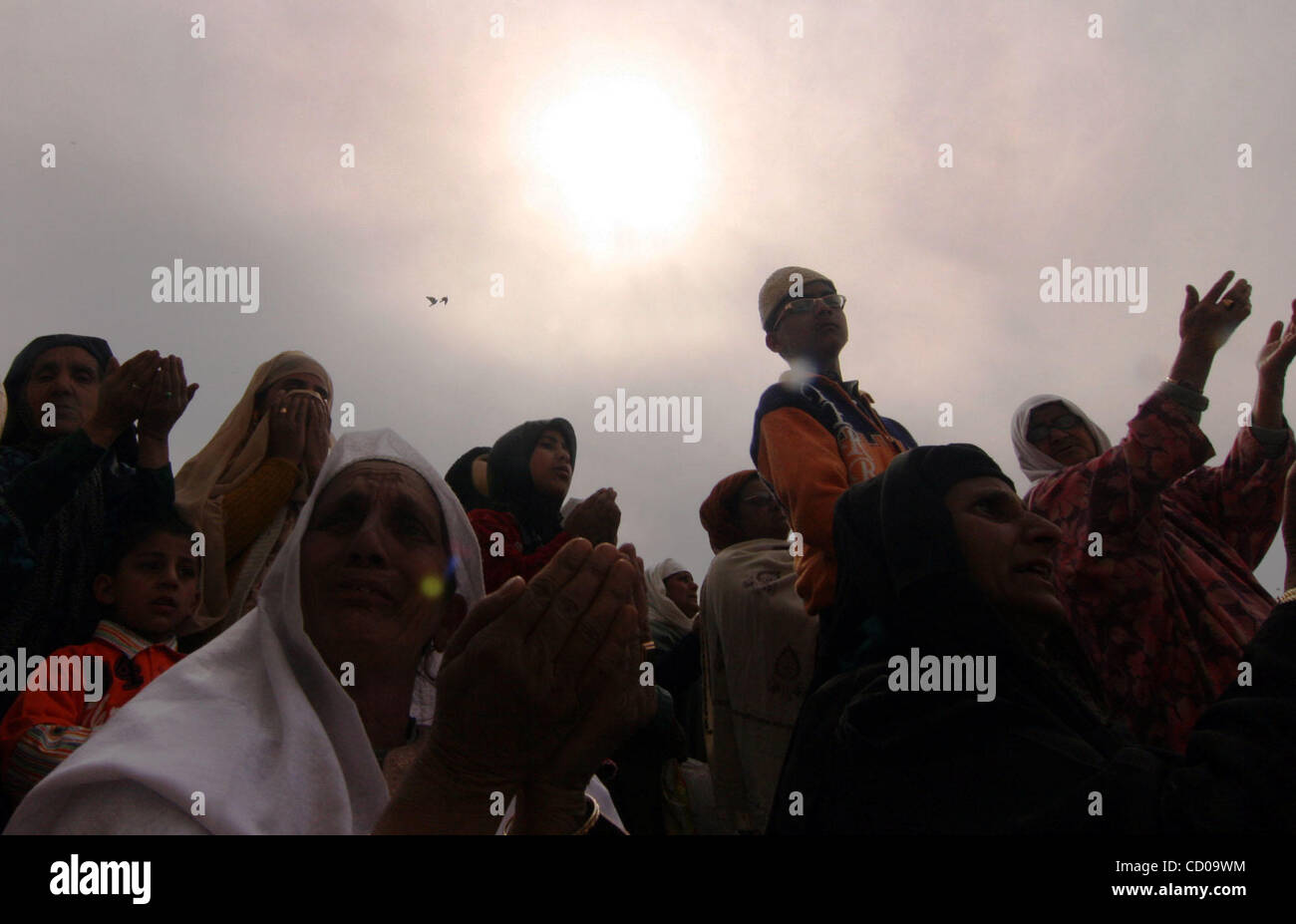 Kashmiri Muslimin weint beim Anblick der Reliquie (nicht abgebildet) des Propheten Mohammed während des Eid Milad-un-Nabi-Festivals in Srinagar 21. März 2008. Zehntausende von kaschmirische Muslime am Freitag angeboten besondere Gebete während des Festivals, der Geburtstag des Propheten, markiert die Stockfoto