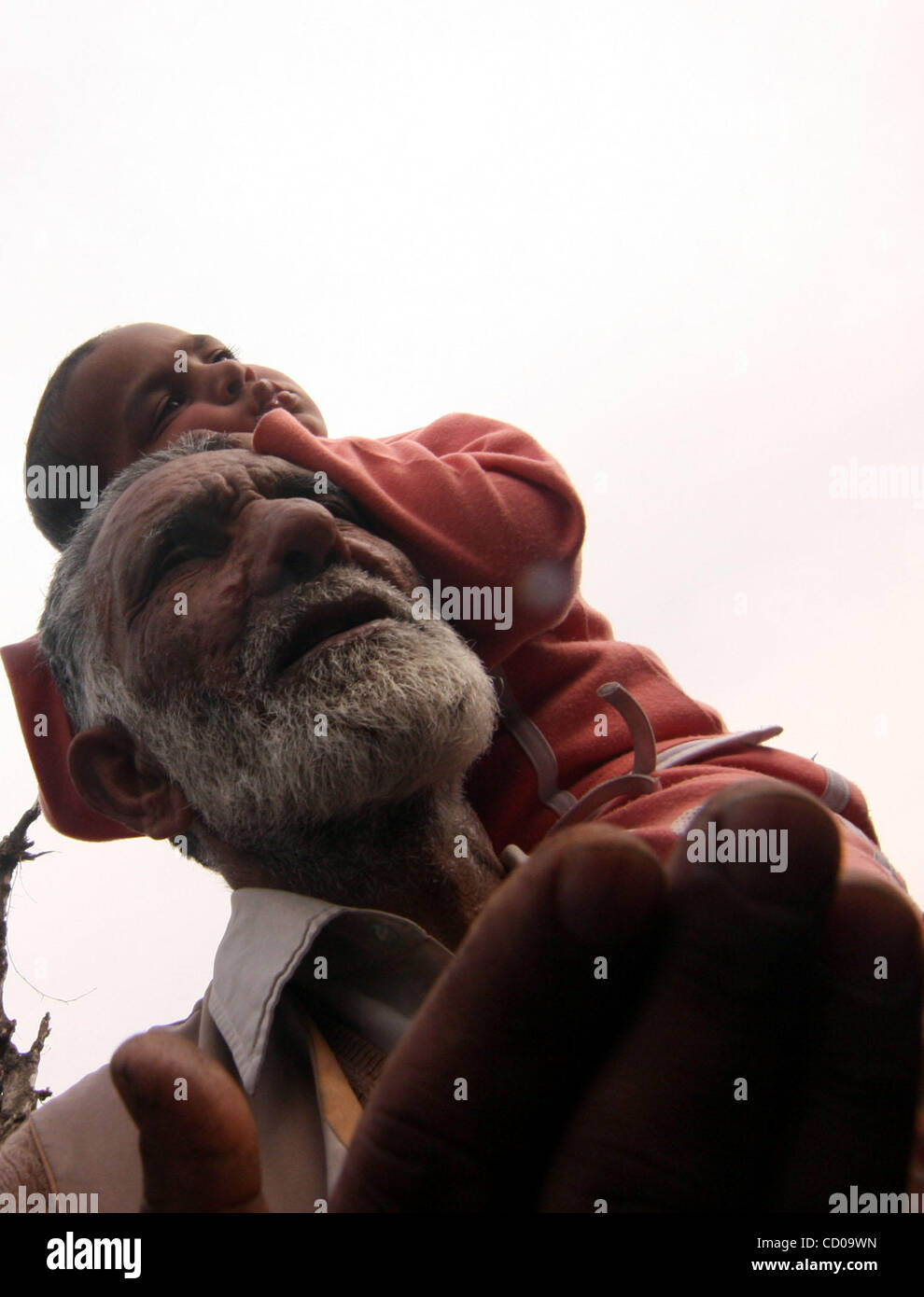 Kashmiri Moslems Alter Mann die Hand heben, als er einen Blick auf die Reliquie (nicht abgebildet) des Propheten Mohammed während der Eid Milad-un-Nabi-Festival in Srinagar 21. März 2008. Zehntausende von kaschmirische Muslime am Freitag angeboten besondere Gebete während des Festivals, die der Geburt der Jahrestag Stockfoto