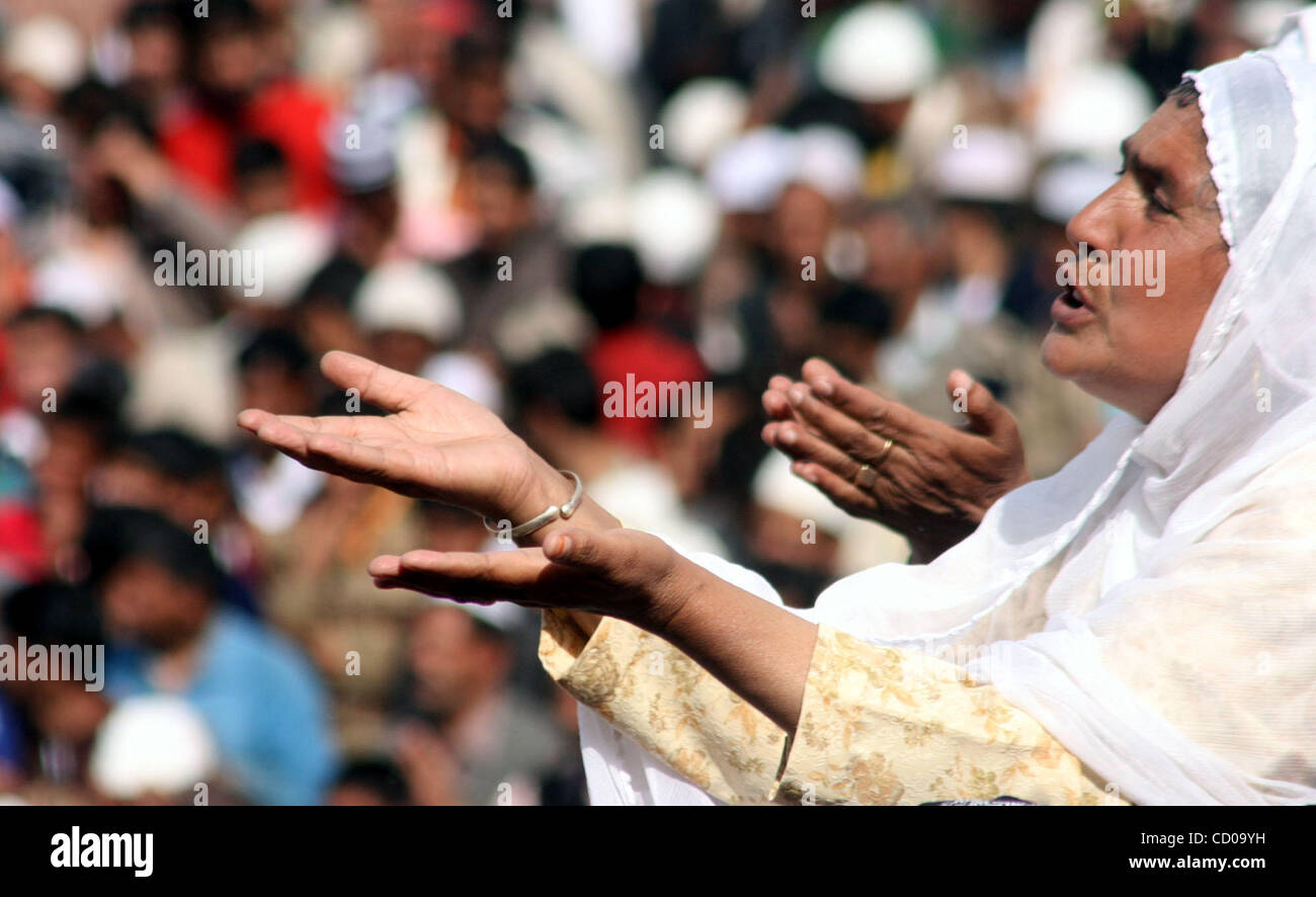 Kashmiri Muslimin weint beim Anblick der Reliquie (nicht abgebildet) des Propheten Mohammed während des Eid Milad-un-Nabi-Festivals in Srinagar 28. März 2008. Zehntausende von Kashmiri Moslems am folgenden Freitag angeboten besondere Gebete während des Festivals, die den Geburtstag von der weissagten markiert Stockfoto