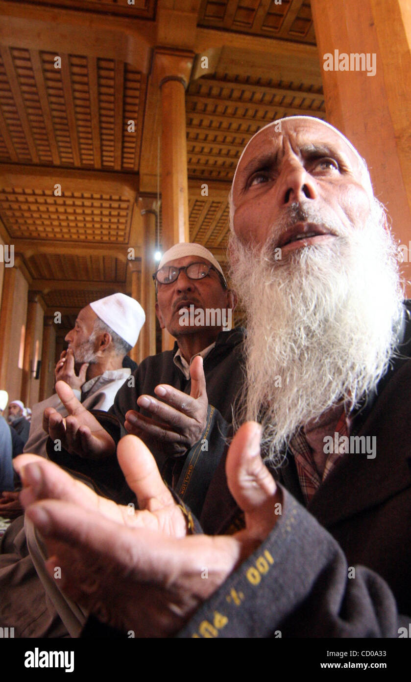 Kaschmirische Muslime führen spezielle Gebete für diejenigen begraben in anonymen Gräbern vor Protest in Kaschmir der großen Moschee in Srinagar 11. April 2008. Polizei im indischen Teil Kaschmirs feuerte Tränengas am Freitag Hunderte von Demonstranten fordern eine Untersuchung fast tausend unmarkierte g zu zerstreuen Stockfoto