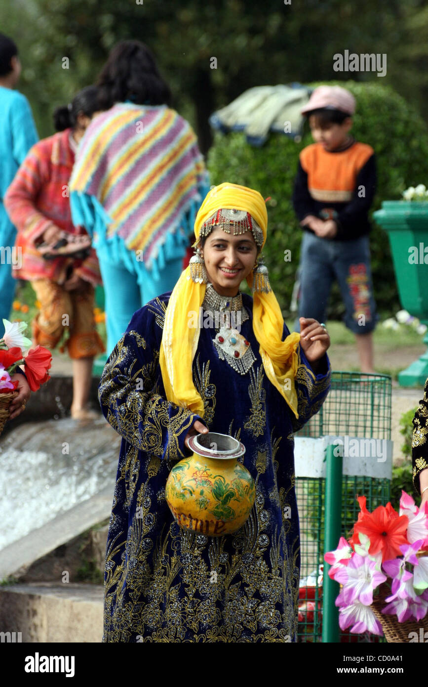 Touristischen Frauen posieren für Kaschmir Kleid Foto Nishat Mughal Garden, am Stadtrand von Srinagar am Sonntag, 13. April 2008. Der Garten von Moghul-Kaiser im sechzehnten Jahrhundert gebaut ist jedes Jahr für die Öffentlichkeit anlässlich des Sikh Festivals Baisakhi eröffnet.  FOTO/ALTAF ZARGAR Stockfoto