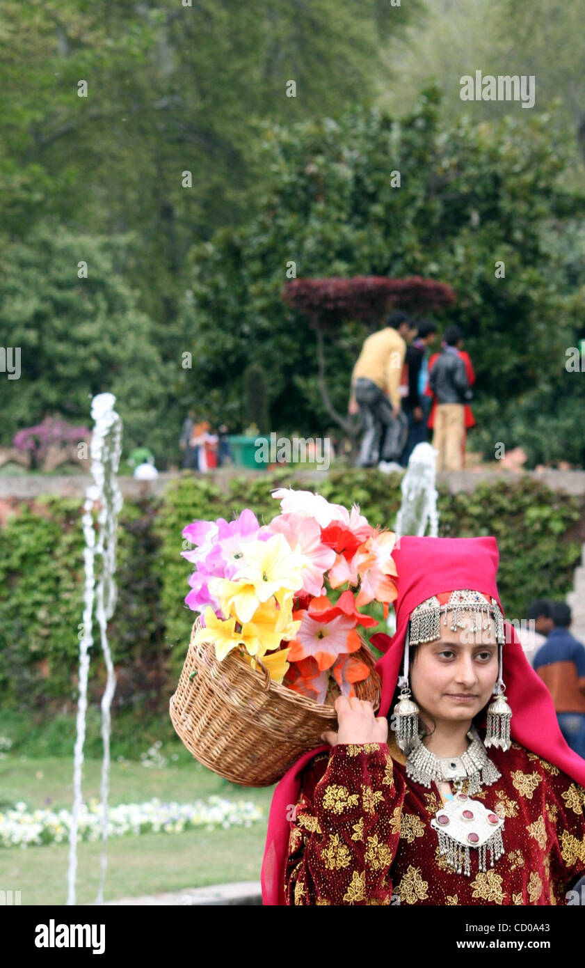Frauen posieren für Kaschmir Kleid Foto Nishat Mughal Garden, am Stadtrand von Srinagar am Sonntag, 13. April 2008. Der Garten von Moghul-Kaiser im sechzehnten Jahrhundert gebaut ist jedes Jahr für die Öffentlichkeit anlässlich des Sikh Festivals Baisakhi eröffnet.  FOTO/ALTAF ZARGAR Stockfoto