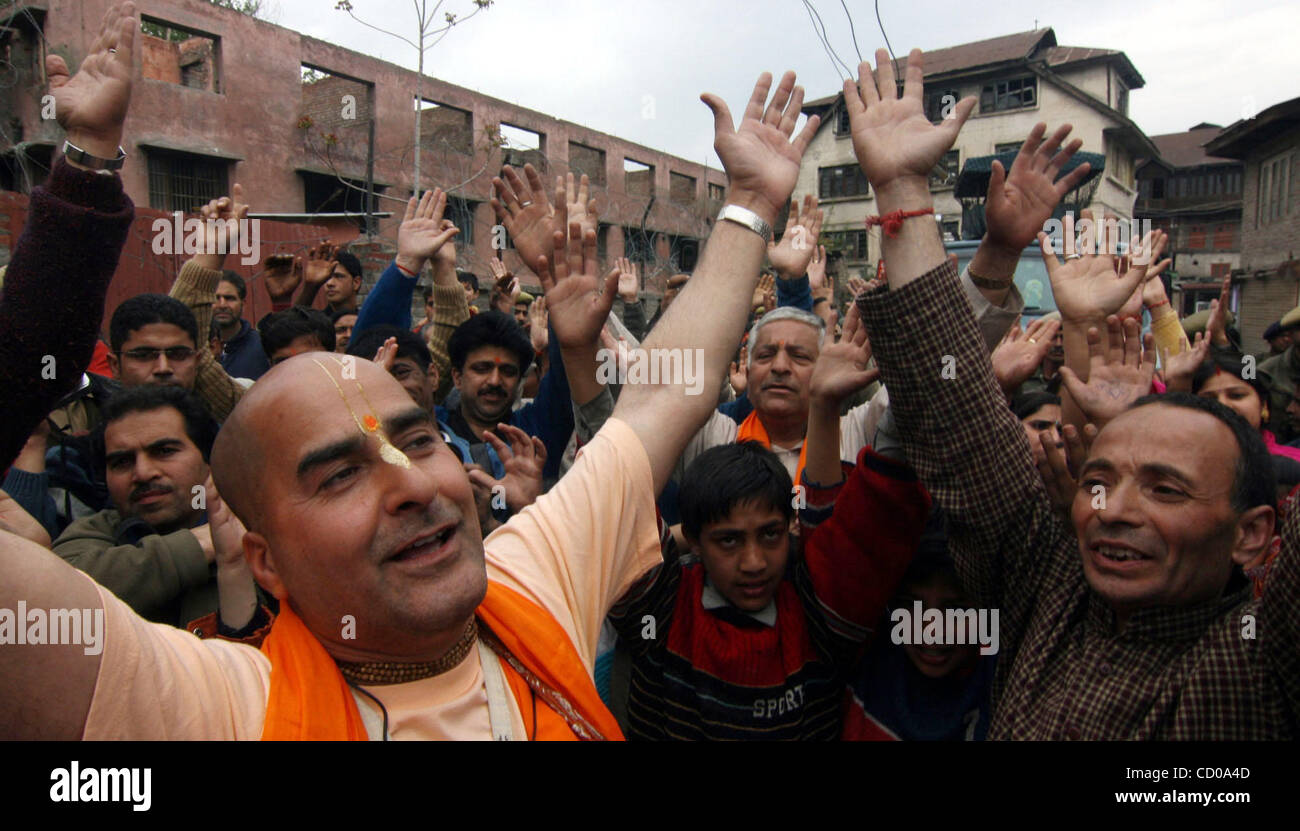 Kashmiri Pandits schreien Relegious Parolen während einer religiösen Kundgebung anlässlich die Geburt des Hinduismus verehrten Gott Rama in Srinagar, der Sommerhauptstadt des indischen Teil Kaschmirs, 14 April, 2008. Die meisten der Kashmiri Pandits, einer religiösen Minderheit in Indiens einzige mehrheitlich muslimischen Jammu Kaschmir Zustand, floh Kash Stockfoto