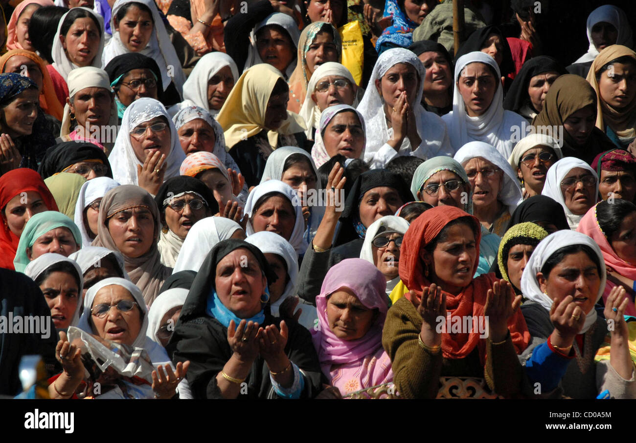 Kashmiri Muslimas Anhänger heben Sie ihre Hand als das beten vor dem Heiligtum von Sufi-Heiligen Syed Abdul Qadir Jilani, während der Heilige Urs oder jährliche Gedenkfeier in Srinagar, Indien, Freitag, 18. April 2008. Tausende von Gläubigen auf dem jährlichen Festival am Schrein von Jilani, Gebete, die der Stockfoto