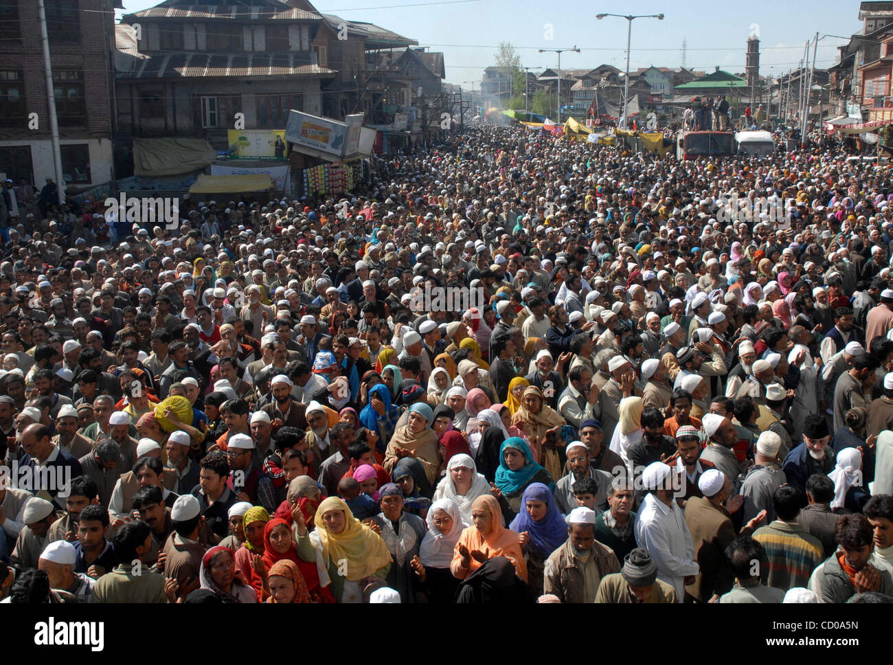 Kashmiri Männer und Frauen beten, wie sie ihre Hand heben das beten vor dem Heiligtum von Sufi-Heiligen Syed Abdul Qadir Jilani, während der Heilige Urs oder jährliche Gedenkfeier in Srinagar, Indien, Freitag, 18. April 2008. Tausende von Gläubigen Gebete auf dem jährlichen Festival am Schrein von Jilani, Stockfoto