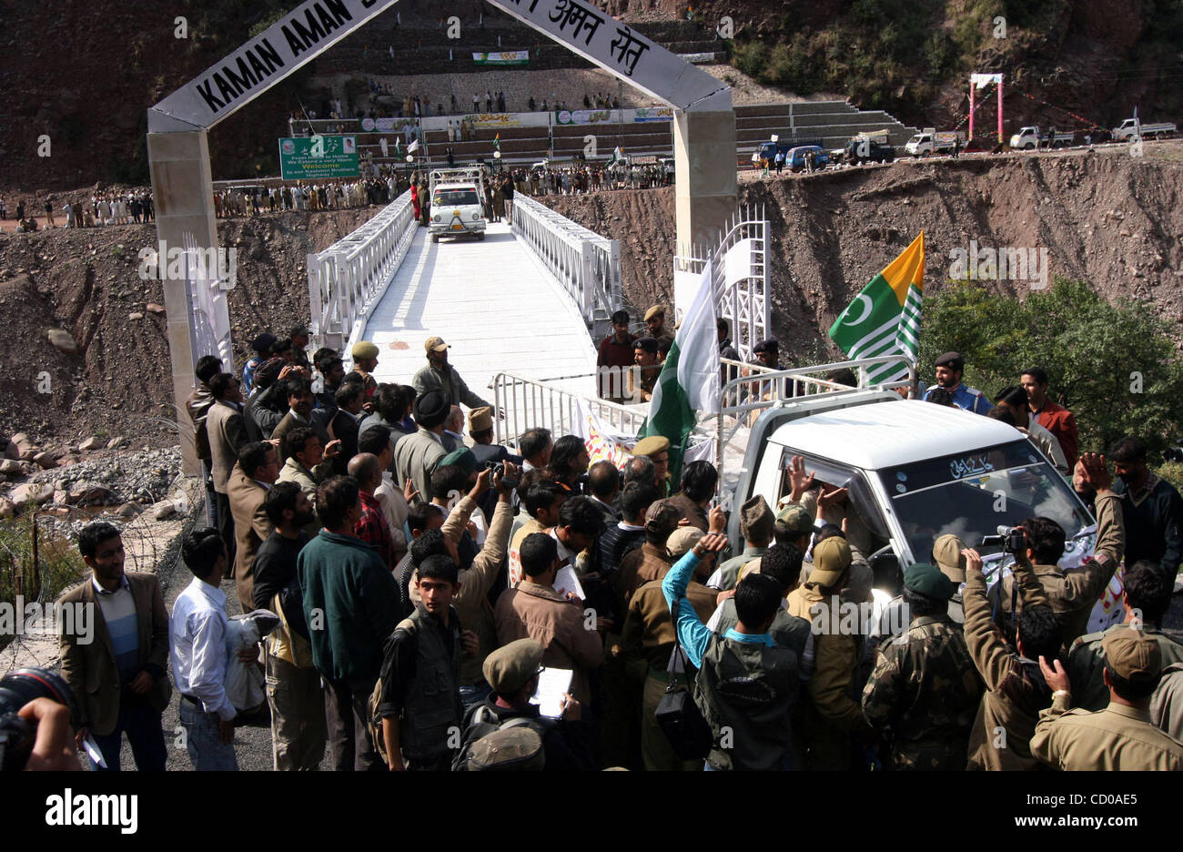 Das erste Fahrzeug begrüßt wird, nachdem sie die Brücke überquert die Indian-Administrated Kaschmir und Pakistan-Administrated Kaschmir im grenzüberschreitenden Handel bei Kaman Post, 118 km (73 Meilen) nördlich von Srinagar-Sommer in der Hauptstadt des indischen Kaschmir, 21. Oktober 2008 verbindet. LKW beladen mit Äpfel, Zwiebeln Stockfoto