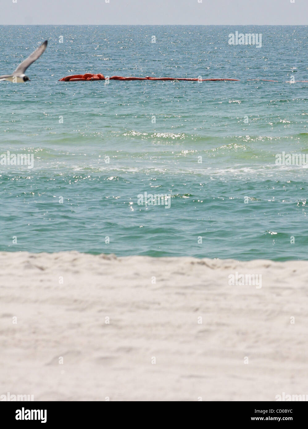 Ein Boom soll verhindern, dass Öl abwaschen am Strand langsam Floast in Richtung der Küste in Orange Beach Alabama USA am 6. Mai 2010.  Einige der orangenen Wohltaten aufgestellt, um die Strände von der Ölpest im Golf von Mexiko zu schützen haben begonnen, an Land spülen. Stockfoto