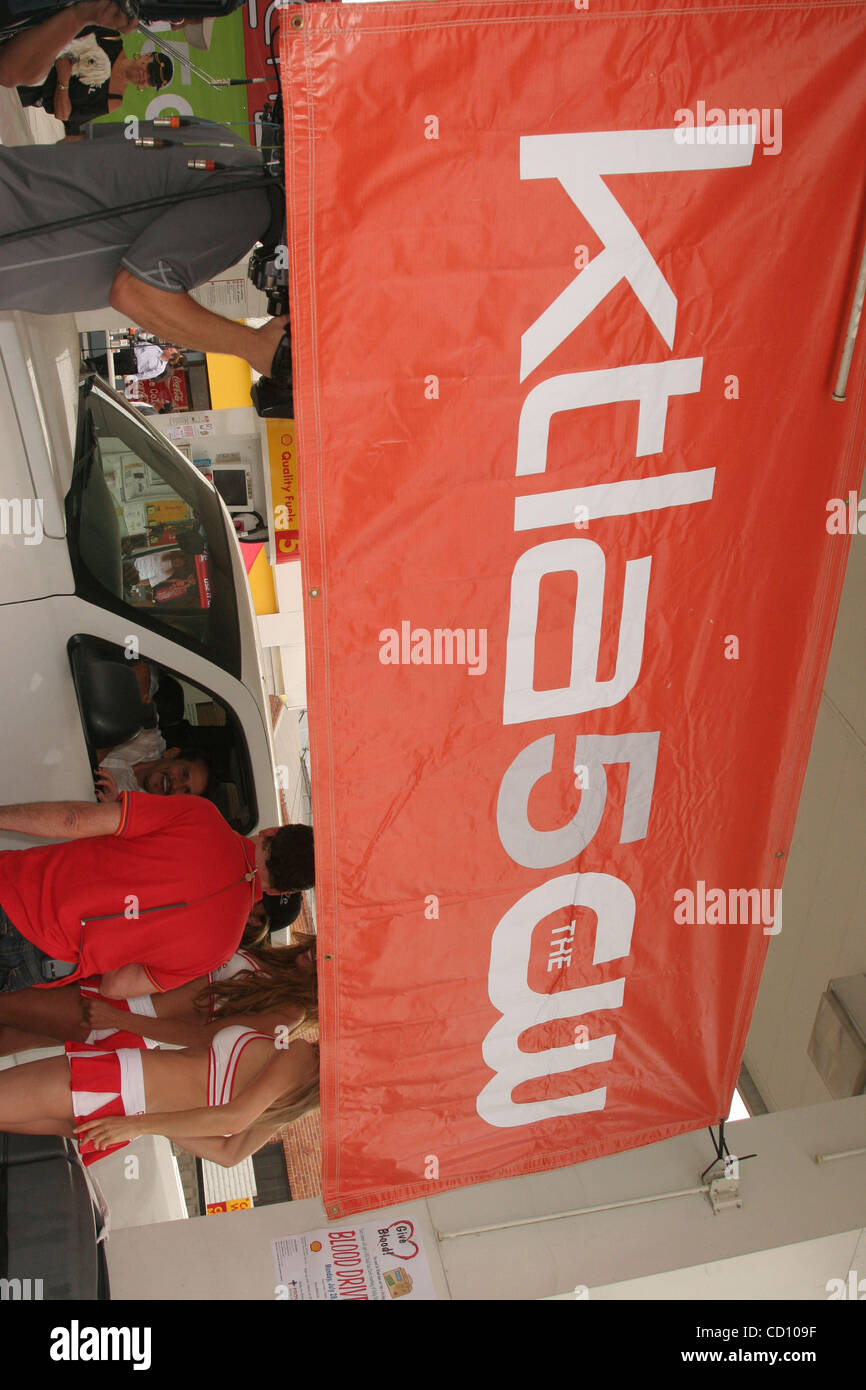 28. Juli 2008 - Hollywood, Kalifornien, US - I13419CHW. DIE KTLA PUMPE '' FREIES GAS GIVEAWAY'' ZUM VORTEIL DIE VORSEHUNG BLUT SPENDERZENTRUM GESPONSERT VON EXTENZE ZU PUMPEN. SHELL Tankstelle, HOLLYWOOD, CA.07/28/08.ATMOSPHERE (Kredit-Bild: © Clinton Wallace/Globe Photos/ZUMAPRESS.com) Stockfoto